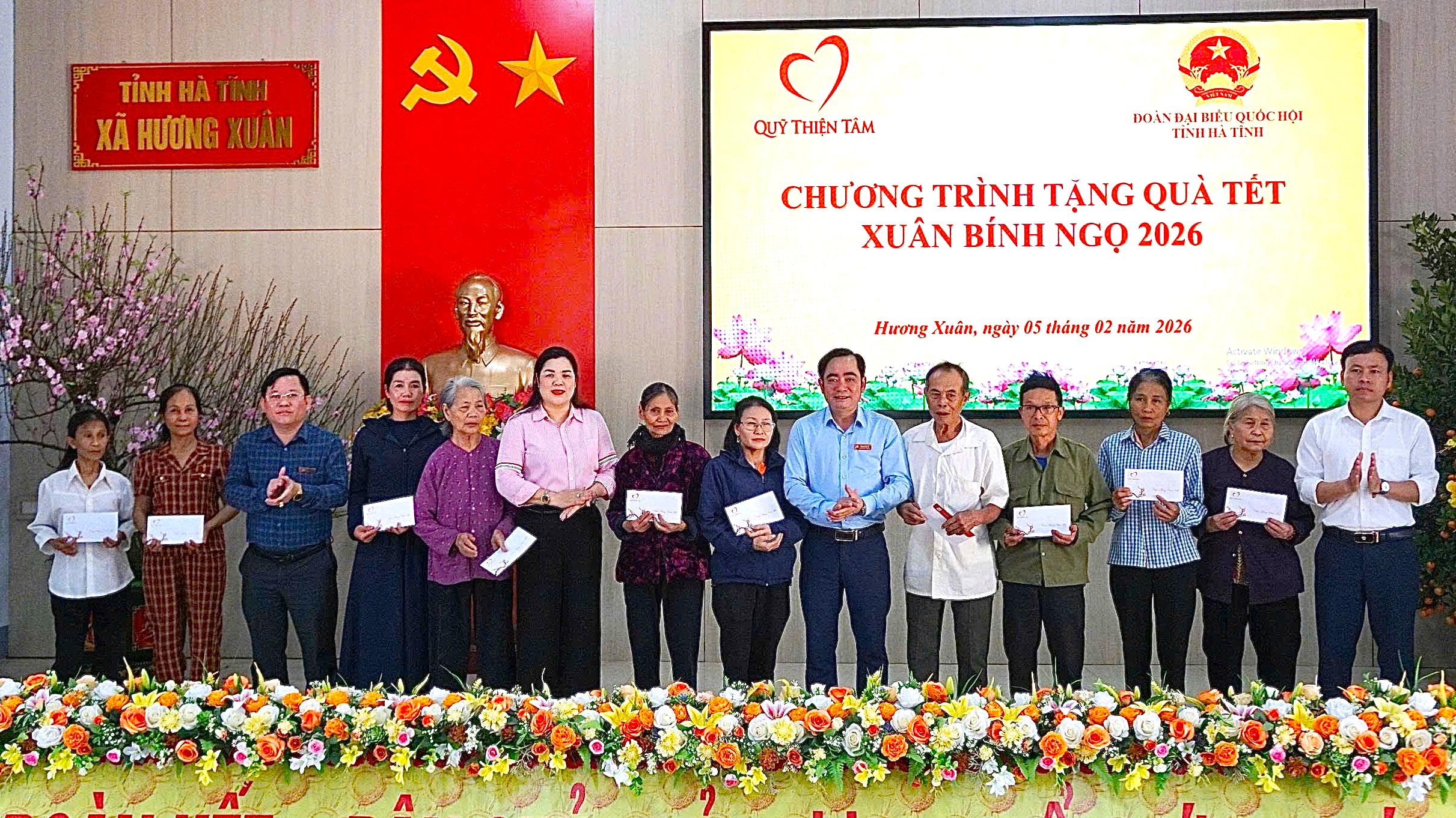 Đồng chí Hoàng Trung Dũng- Ủy viên Trung ương Đảng, Phó Trưởng Ban Tổ chức Trung ương kết nối nguồn lực, trao 405 suất quà Tết cho hộ nghèo xã Hương Xuân