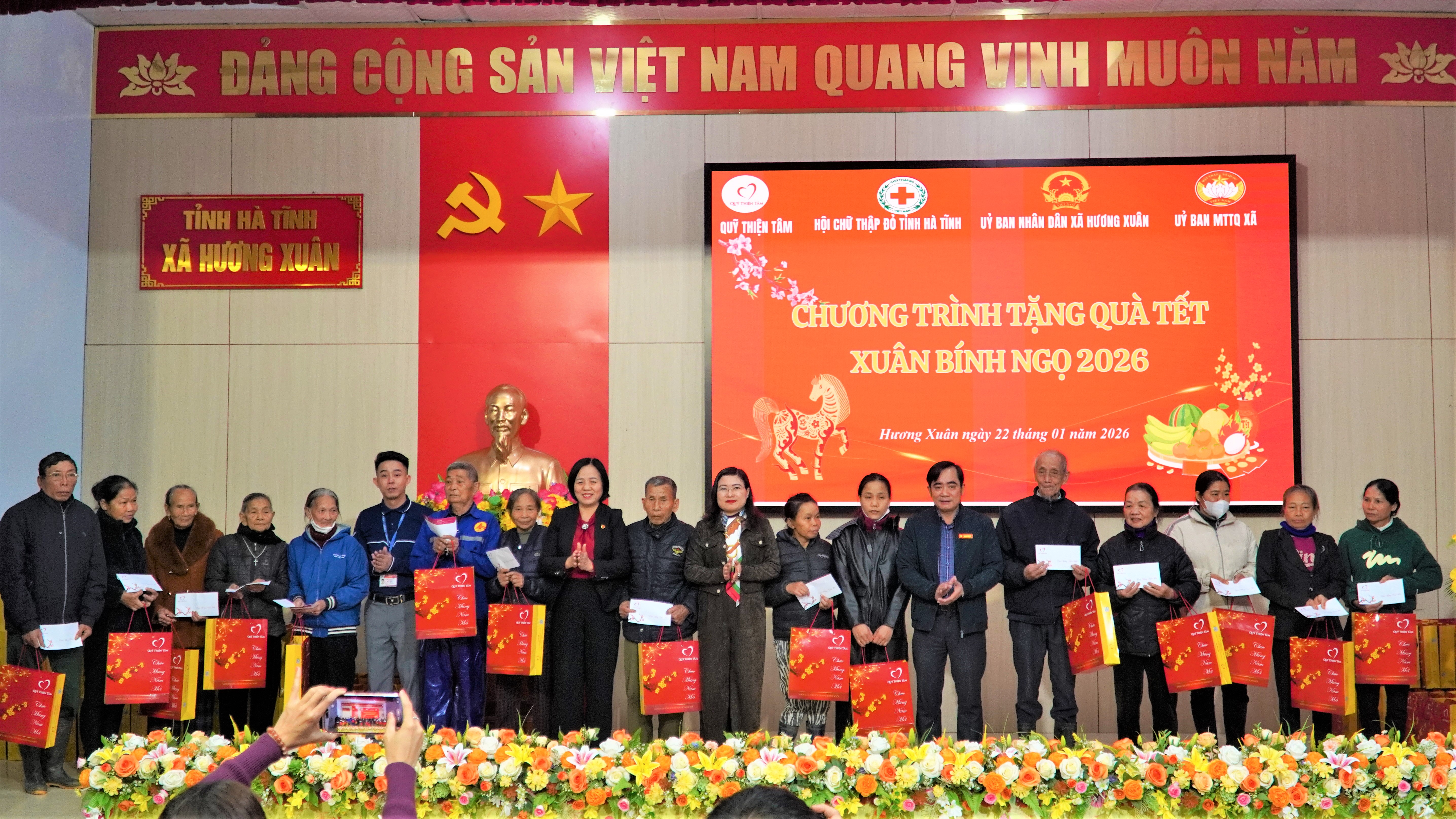 XÃ HƯƠNG XUÂN TRAO 350 SUẤT QUÀ TẾT CHO HỘ NGHÈO, CẬN NGHÈO VÀ HỘ KHÓ KHĂN NHÂN DỊP TẾT BÍNH NGỌ 2026