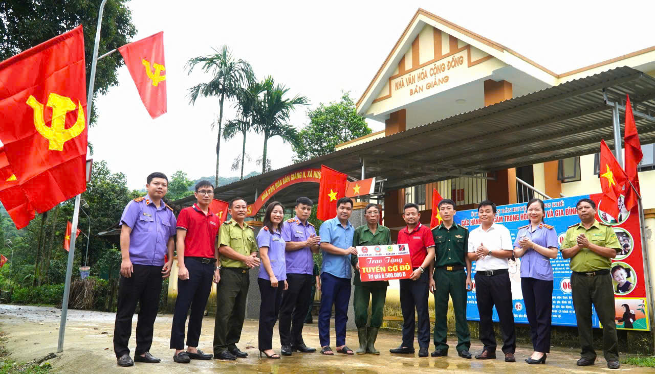 Ngân hàng Agribanh, viện kiểm sát khu vực Hương Khê, hạt kiểm lâm khu vực Hương Khê tài trợ Cán bộ và Nhân dân Bản Giàng II xã Hương Xuân tuyến cò đỏ sao vàng.