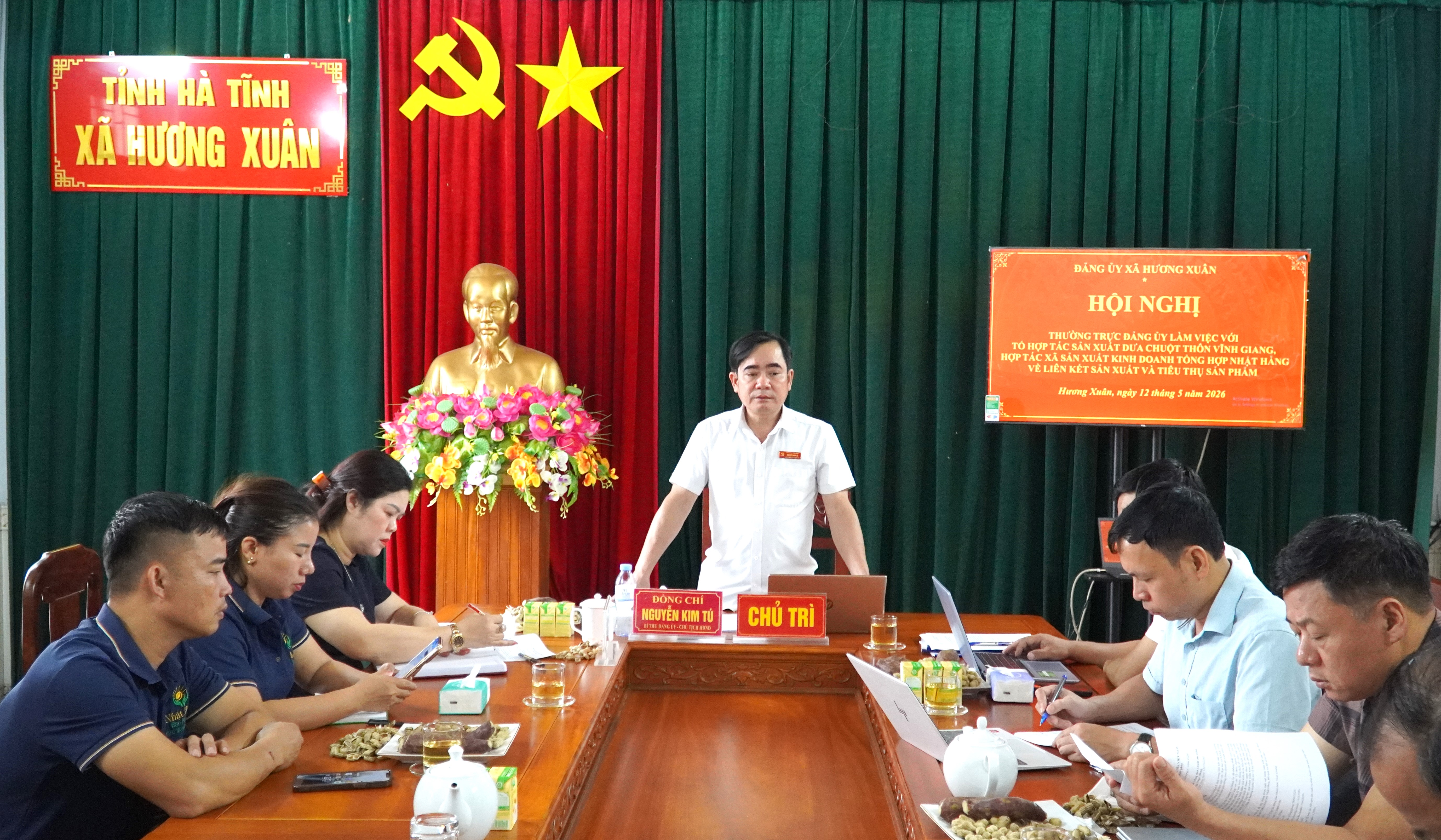 Thường trực Đảng ủy xã Hương Xuân làm việc với HTX Nhật Hằng về liên kết sản xuất dưa chuột
