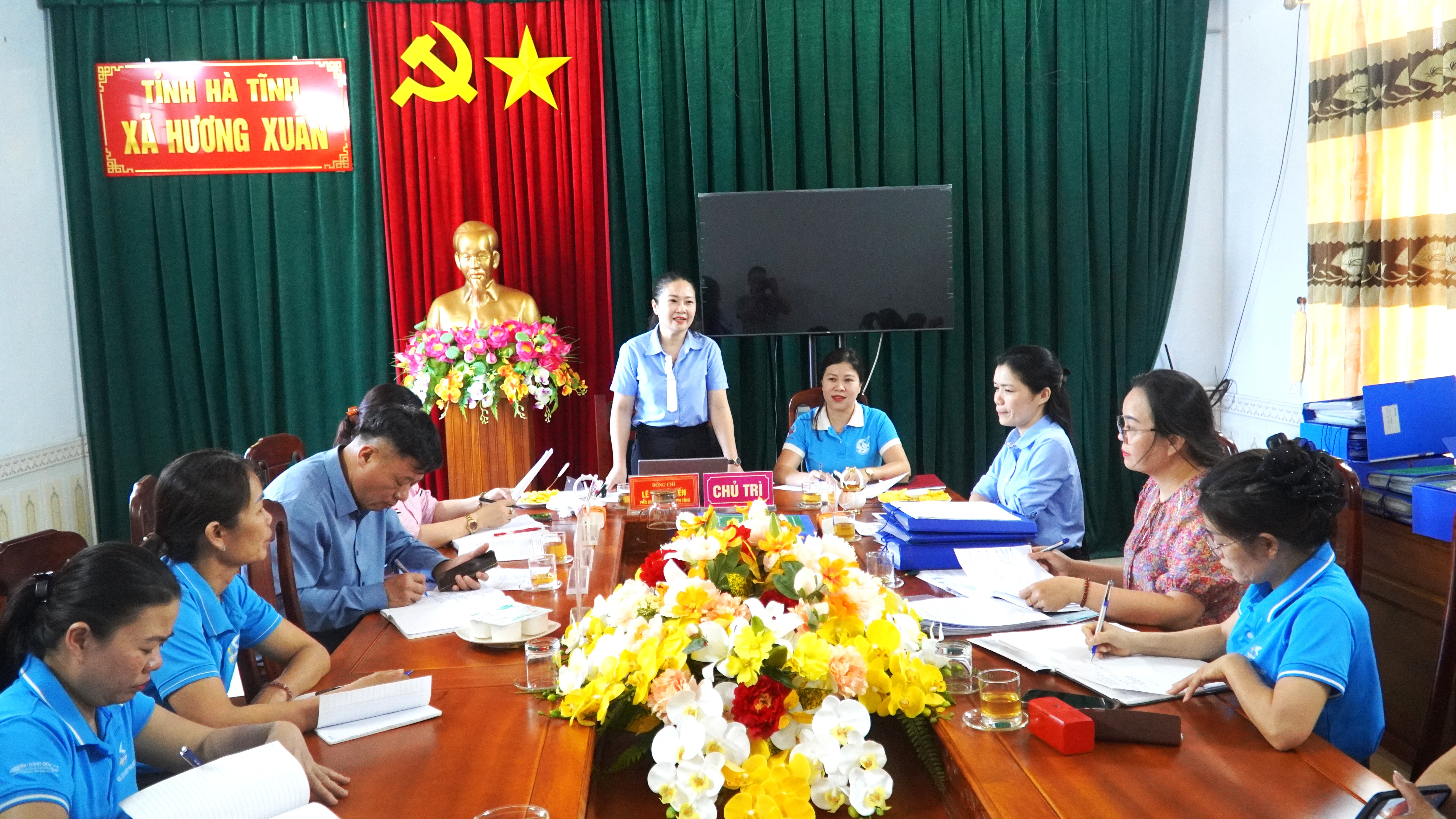 Hội LHPN xã Hương Xuân thực hiện công tác kiểm tra quản lý sử dụng nguồn ủy thác ngân hàng chính sách xã hội, quản lý quỹ hội, hội phí.