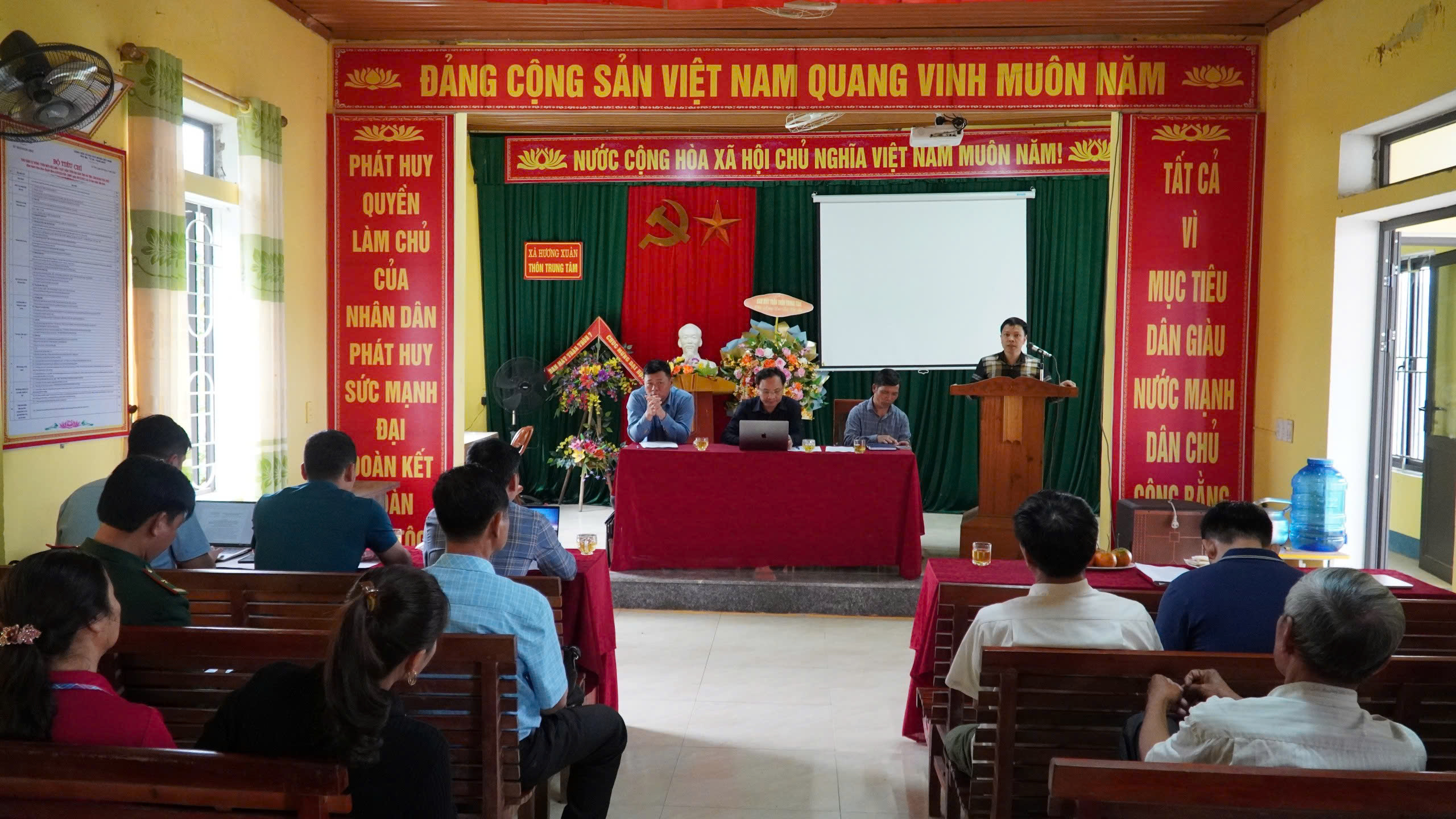 Ban Quản lý các Chương trình MTQG xã Hương Xuân tổ chức làm việc chuyên đề với thôn Trung Tâm về xây dựng Nông thôn mới kiểu mẫu