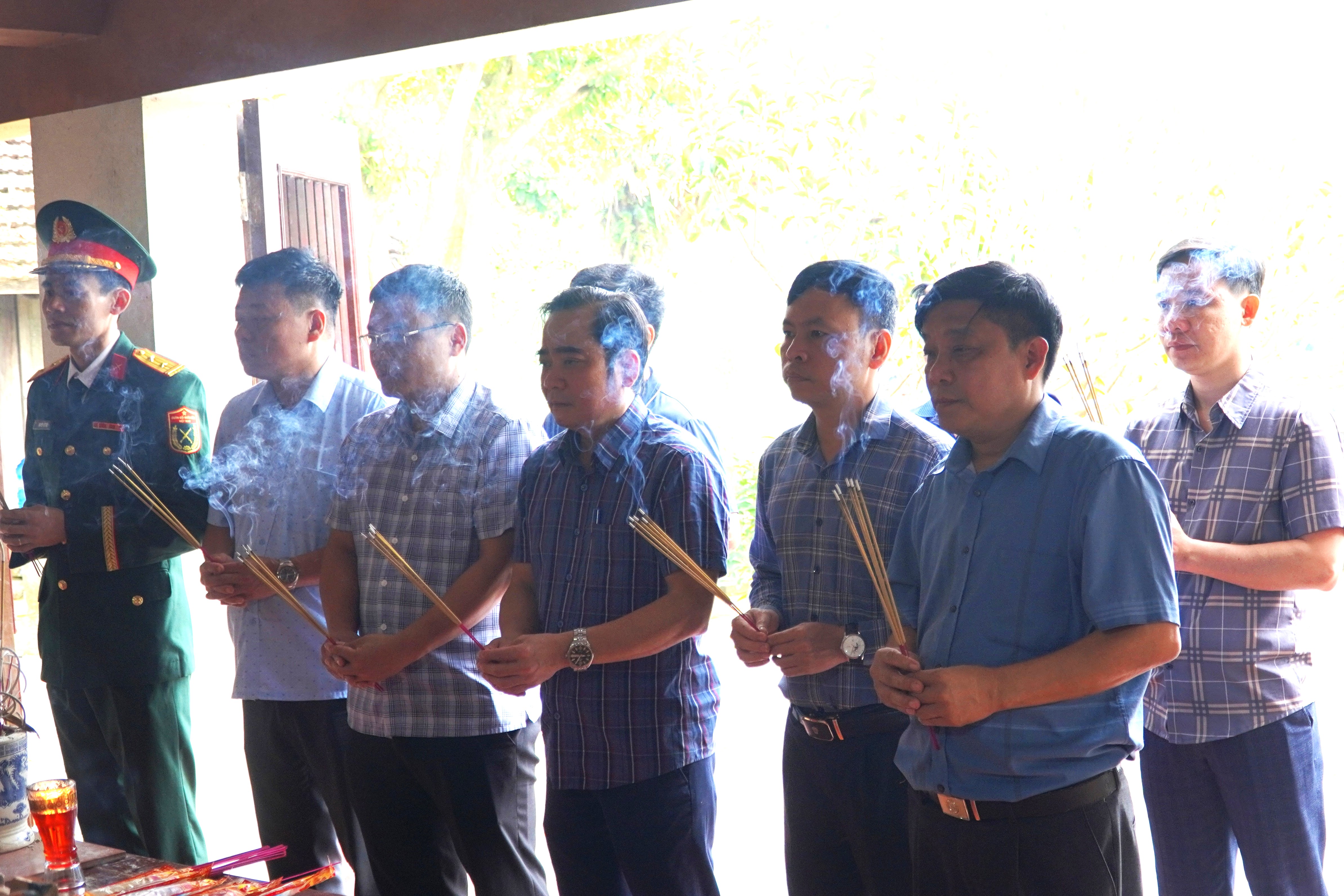 Lãnh đạo xã Hương Xuân dâng hương, làm lễ cúng tất niên tại Đền Nhạ Sơn.