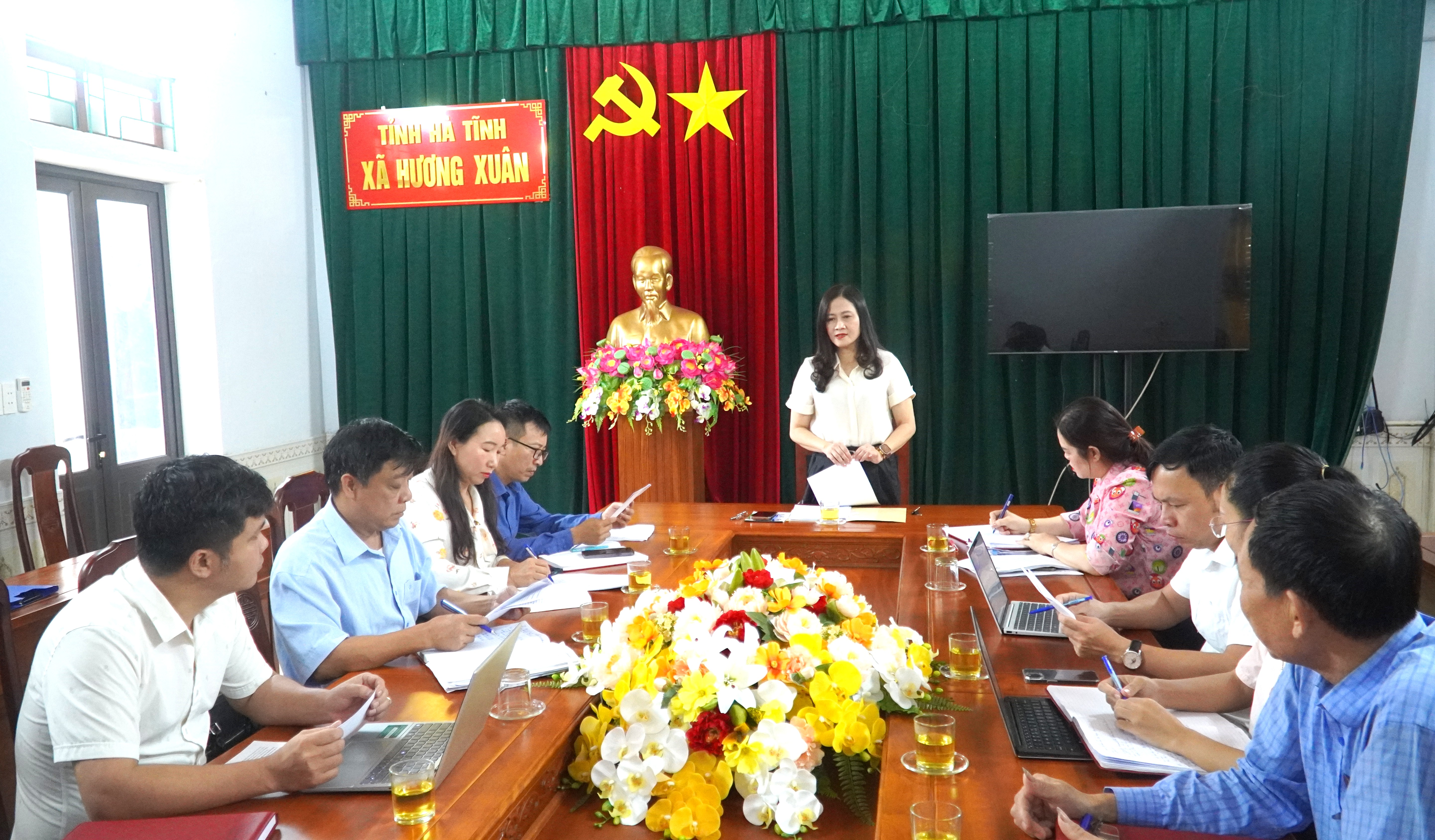 Đoàn giám sát ủy ban MTTQ Việt Nam tỉnh Hà Tĩnh làm việc tại xã Hương Xuân về việc lấy ý kiến nhân dân đối với đề án sắp xếp thôn