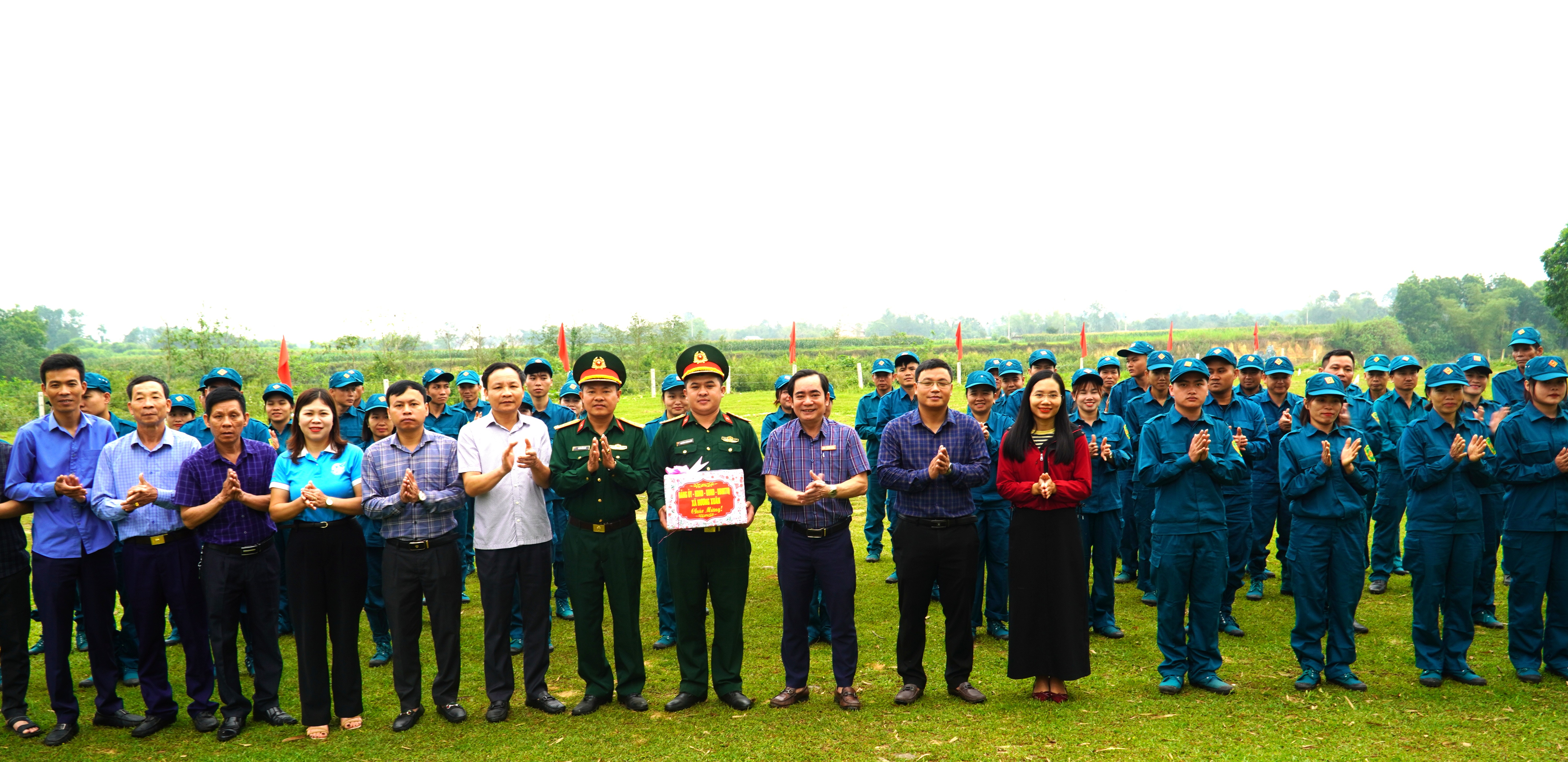 Lãnh đạo xã Hương Xuân thăm, động viên lực lượng dân quân huấn luyện năm thứ nhất năm 2026.
