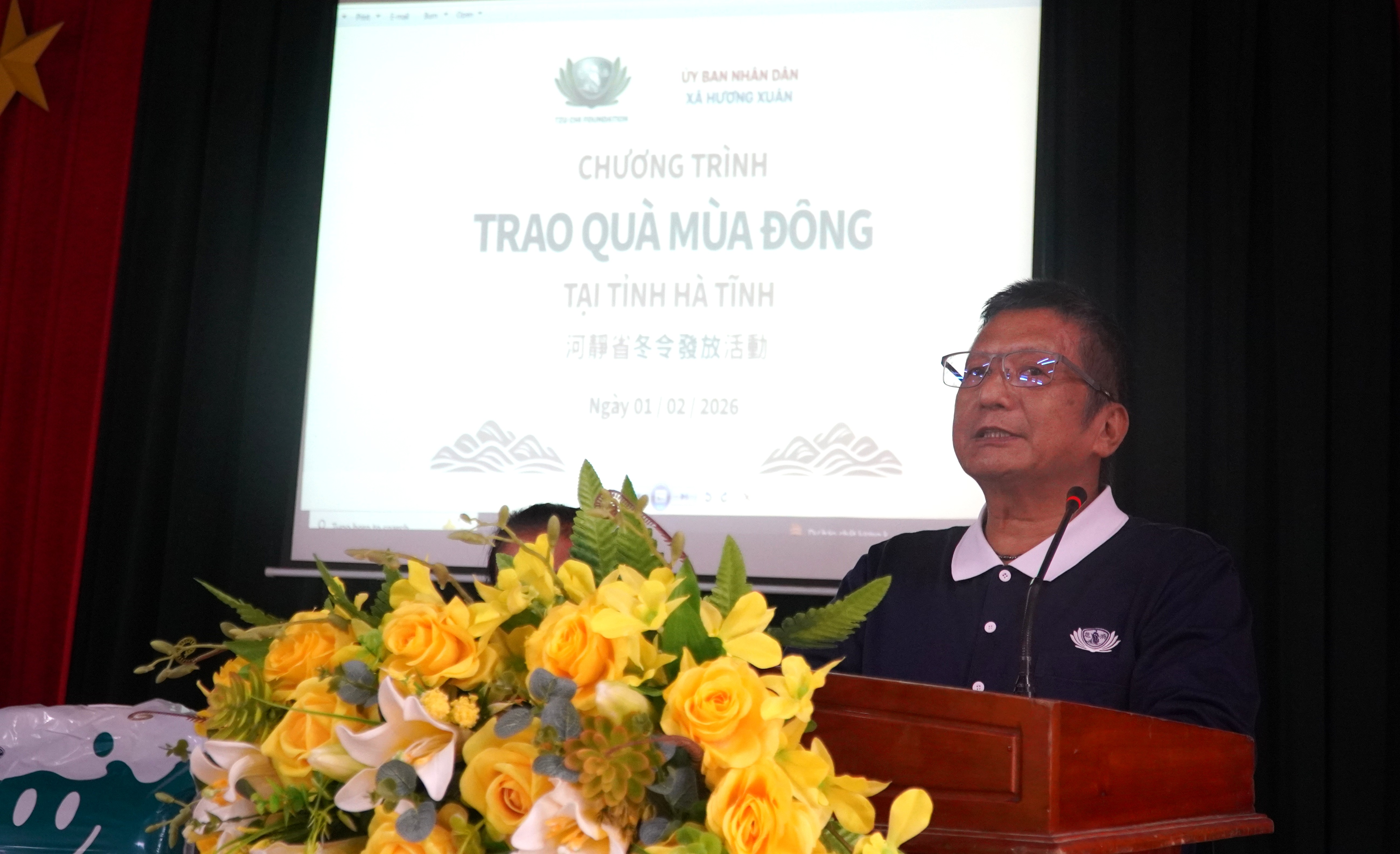 Đại diện tổ chức từ thiện TZU CHI trao quà mùa đông cho bà con xã Hương Xuân.
