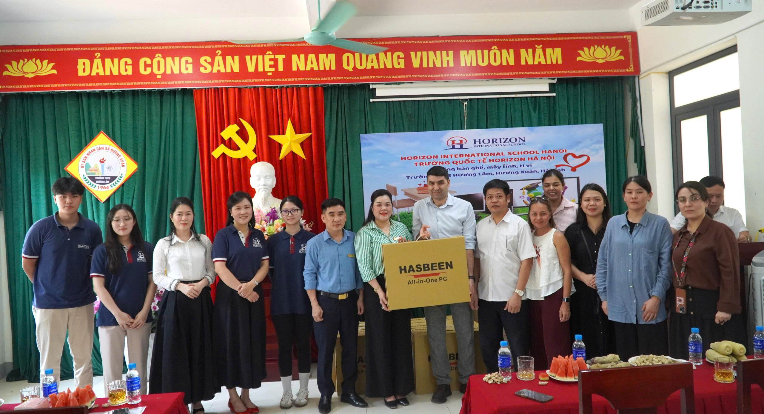 Trường THCS Hương Lâm tiếp nhận trang thiết bị dạy học do Trường Quốc tế Song ngữ Horizon trao tặng.