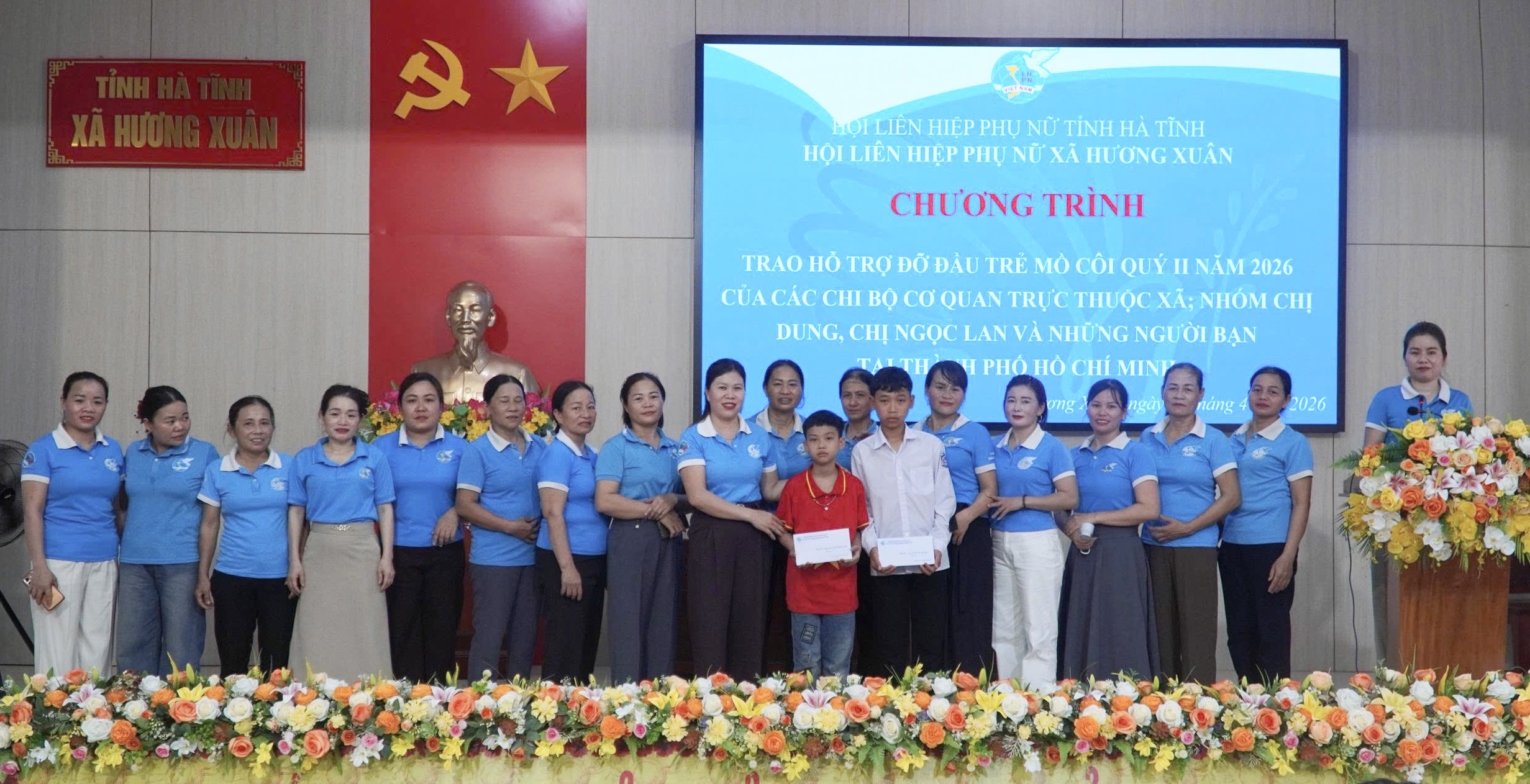 Hội LHPN xã Hương Xuân tổ chức trao kinh phí đỡ đầu trẻ mồ côi quý II năm 2026