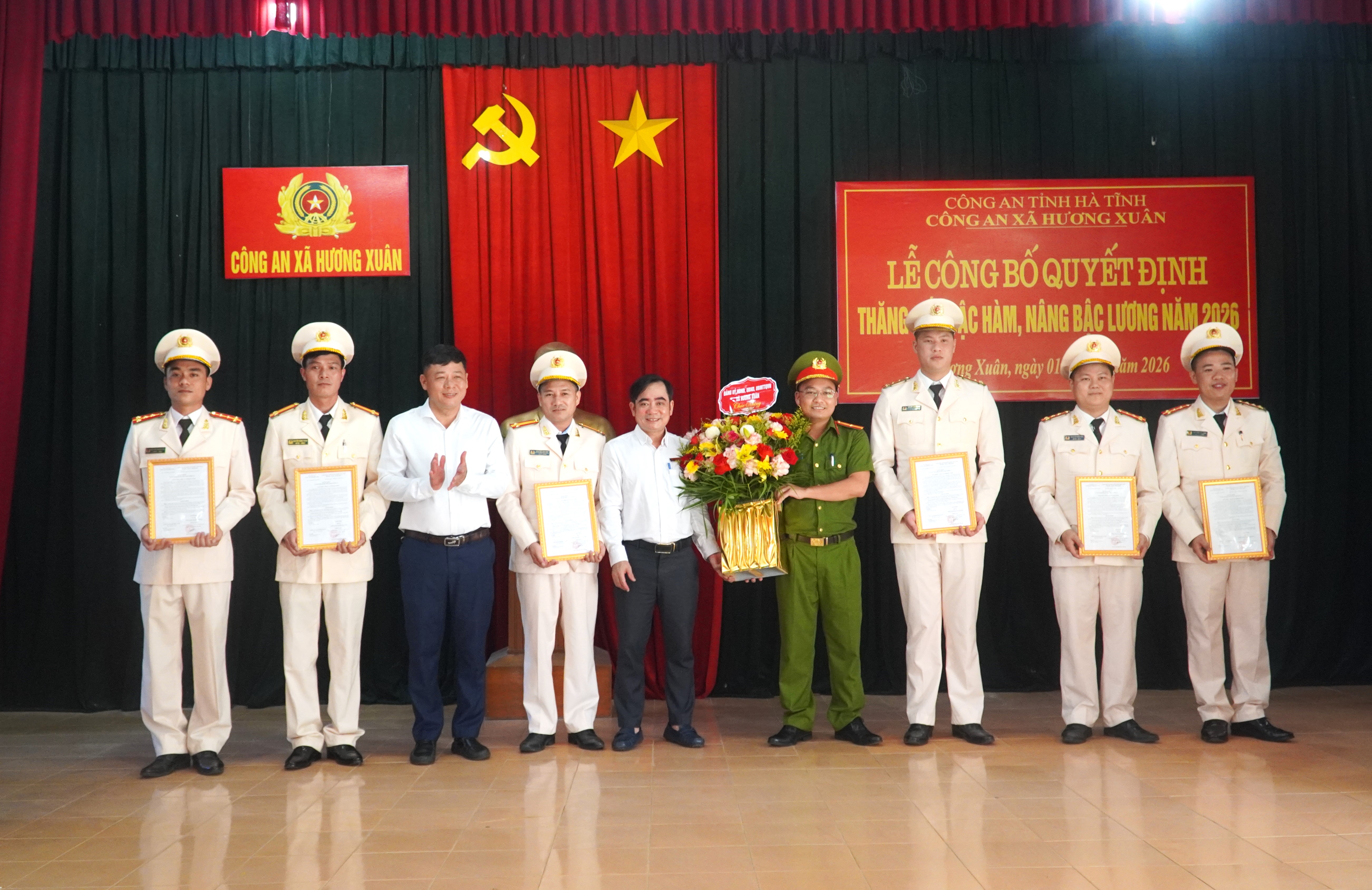 Đồng chí Nguyễn Kim Tú dự lễ  công bố quyết định thăng cấp bậc hàm, nâng bậc lương của công an xã và triển khai nhiệm vụ quân sự tháng 6/2026.