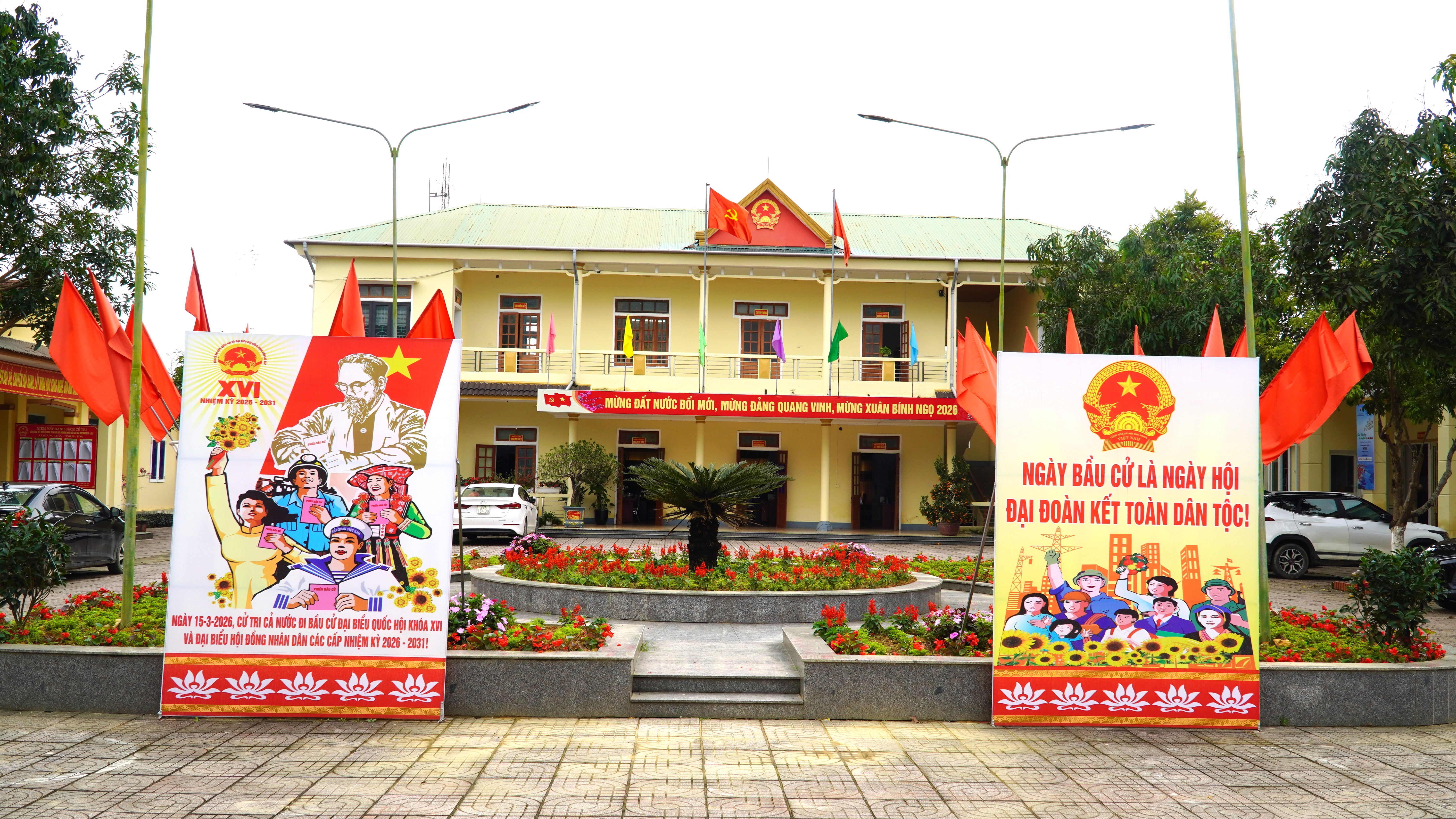 UBND xã Hương Xuân đẩy mạnh công tác tuyên truyền trực quan về bầu cử đại biểu Quốc hội và đại biểu HĐND các cấp