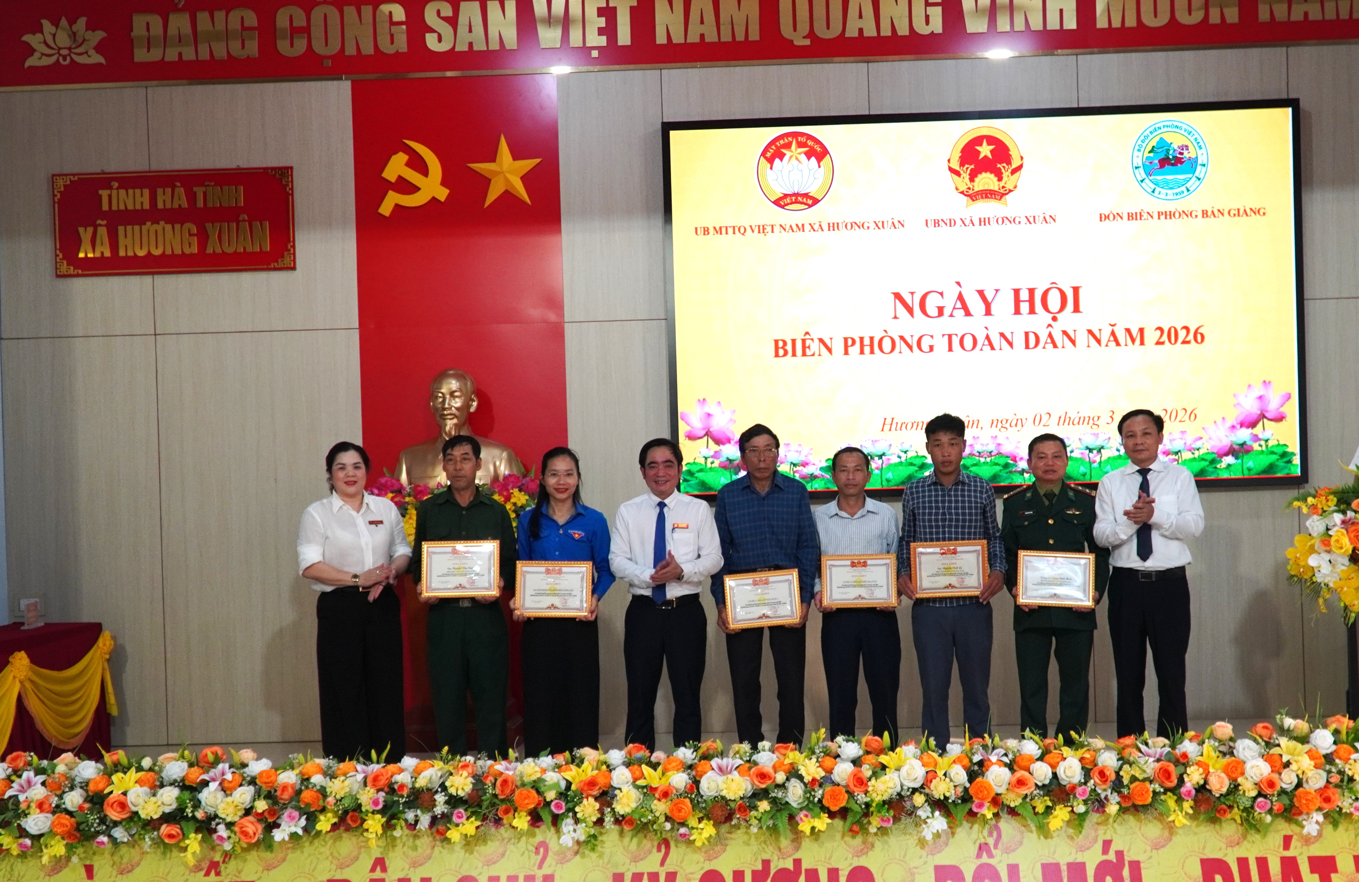 Sôi nổi ngày hội biên phòng toàn dân ở xã Hương Xuân.