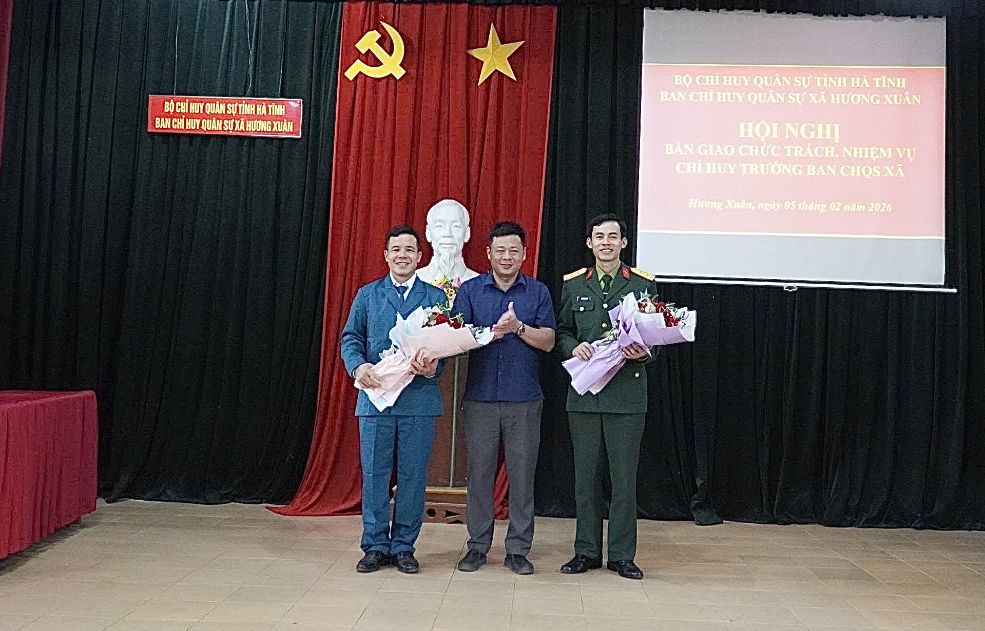 Hội nghị bàn giao chức trách, nhiệm vụ Chỉ huy trưởng Ban Chỉ huy Quân sự xã Hương Xuân, bảo đảm liên tục công tác quốc phòng – quân sự địa phương