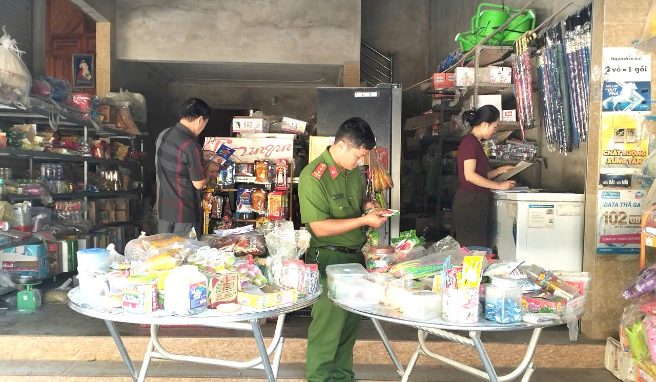 Hương Xuân: Kiểm tra việc chấp hành các quy định về an toàn thực phẩm tại các cơ sở kinh doanh