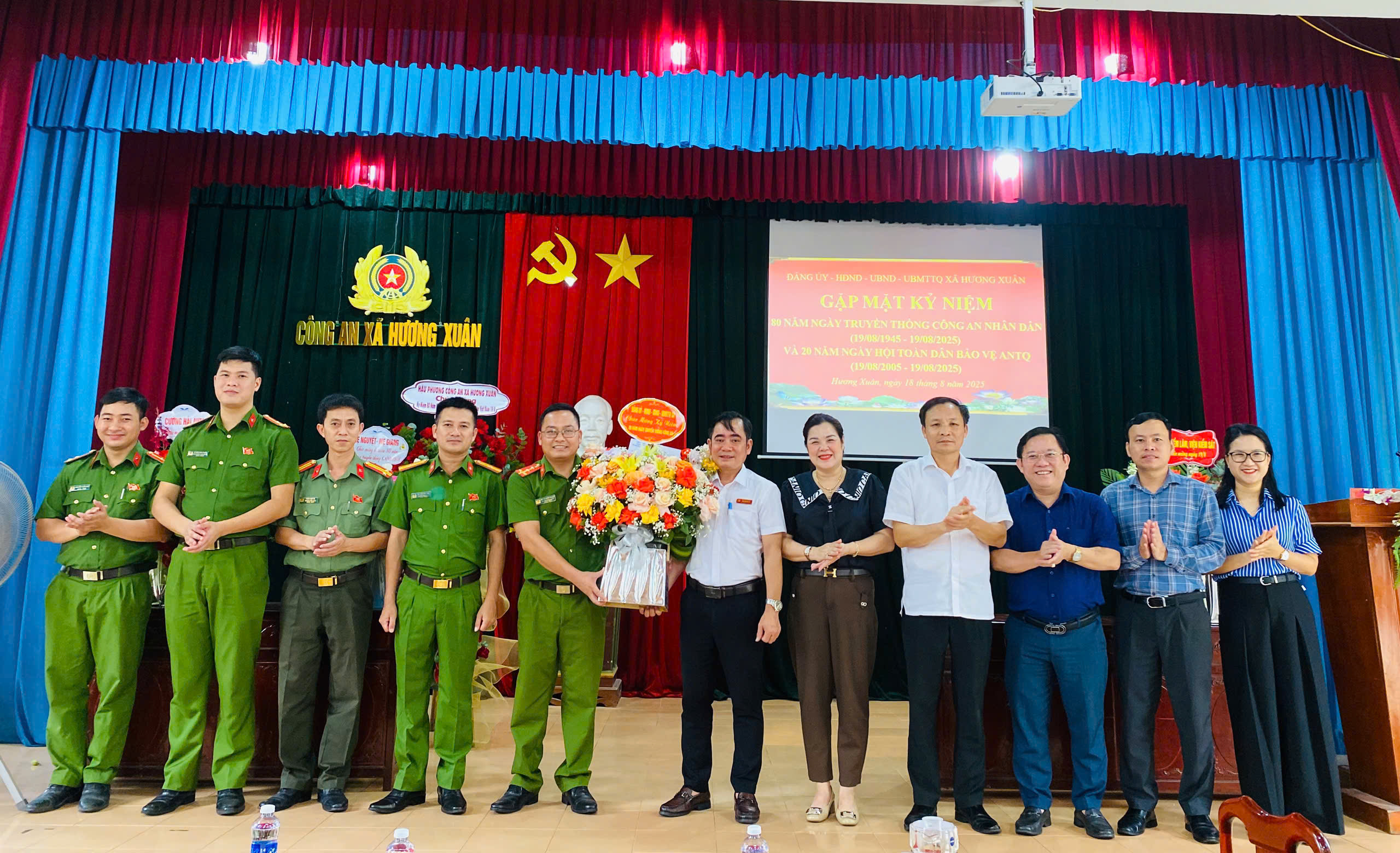 Lãnh đạo Cấp uỷ, chính quyền xã Hương Xuân chúc mừng Ngày truyền thống lực lượng Công an nhân dân