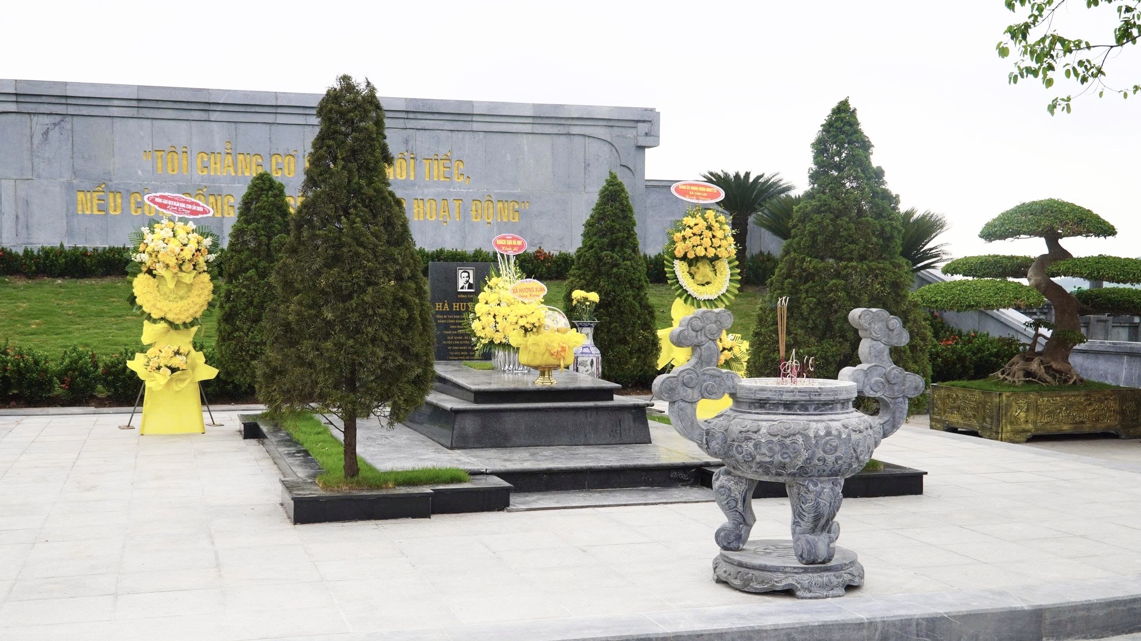 Đảng ủy xã Hương Xuân tổ chức dâng hương tưởng niệm 120 năm ngày sinh Tổng Bí thư Hà Huy Tập