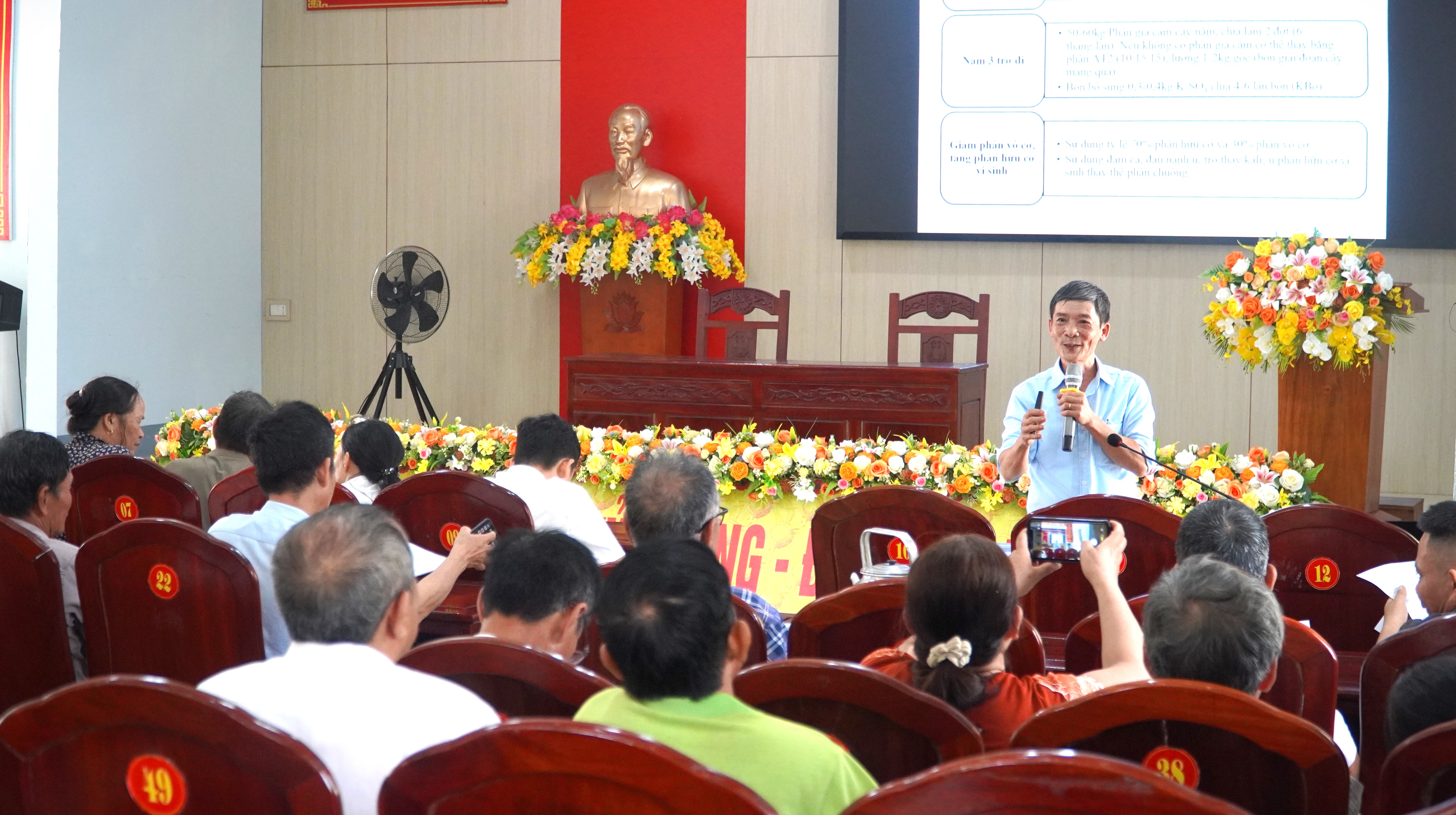 Hội Nông dân xã Hương Xuân tổ chức tập huấn kỹ thuật cải tạo vườn hộ gắn với xử lý rác thải nông nghiệp