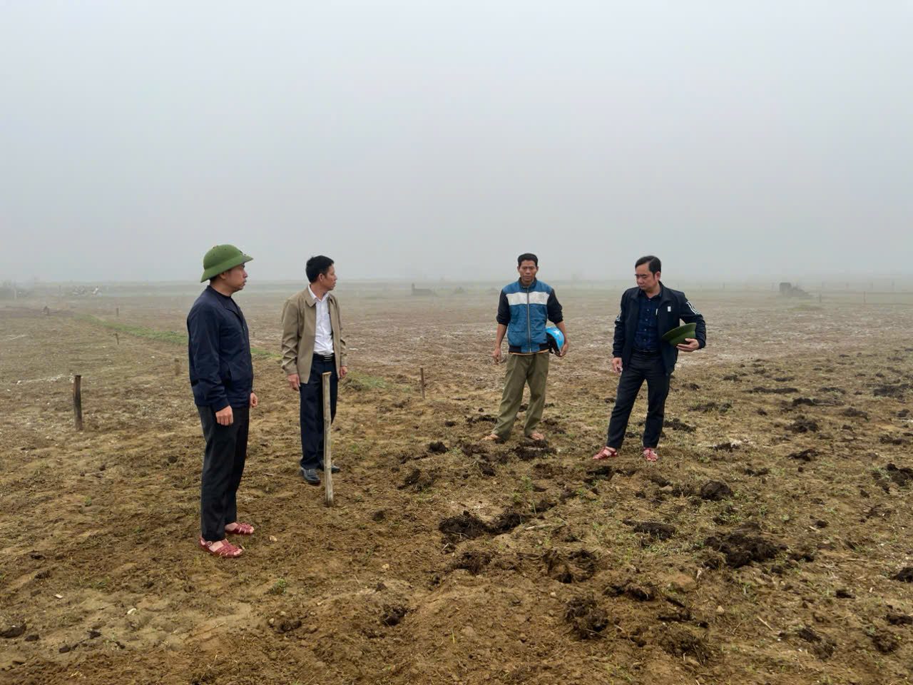        KIỂM TRA , BỐ CỨU TIẾN ĐỘ TRỒNG SÂM BỐ CHÍNH TẠI CÁC XỨ ĐỒNG 