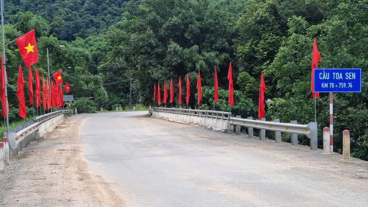 Bài tuyên truyên truyền treo cờ Đảng, cờ Tổ quốc chào mừng Đại hội, Đại biểu Đảng bộ xã Hương Xuân lần thứ nhất, nhiệm kỳ 2025 - 20230