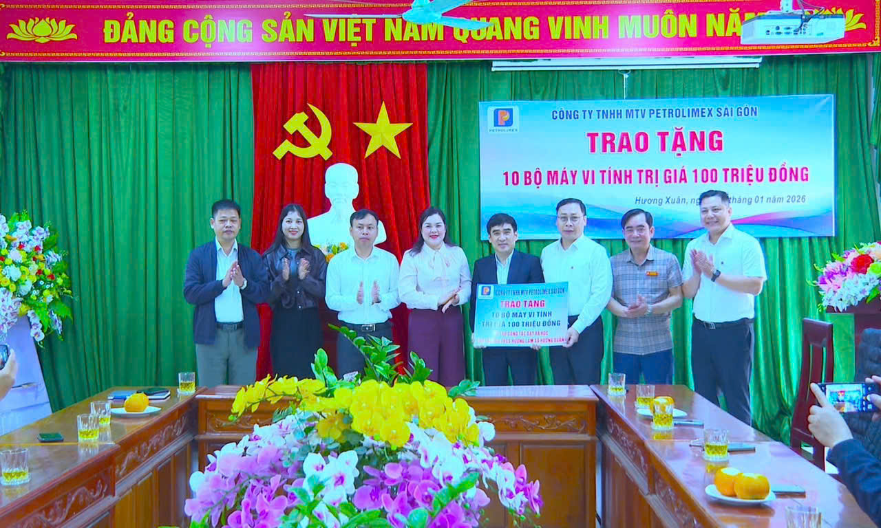 Petrolimex Sài Gòn tặng 10 bộ máy tính cho Trường THCS Hương Lâm và 120 suất quà cho học sinh khó khăn xã Hương Xuân