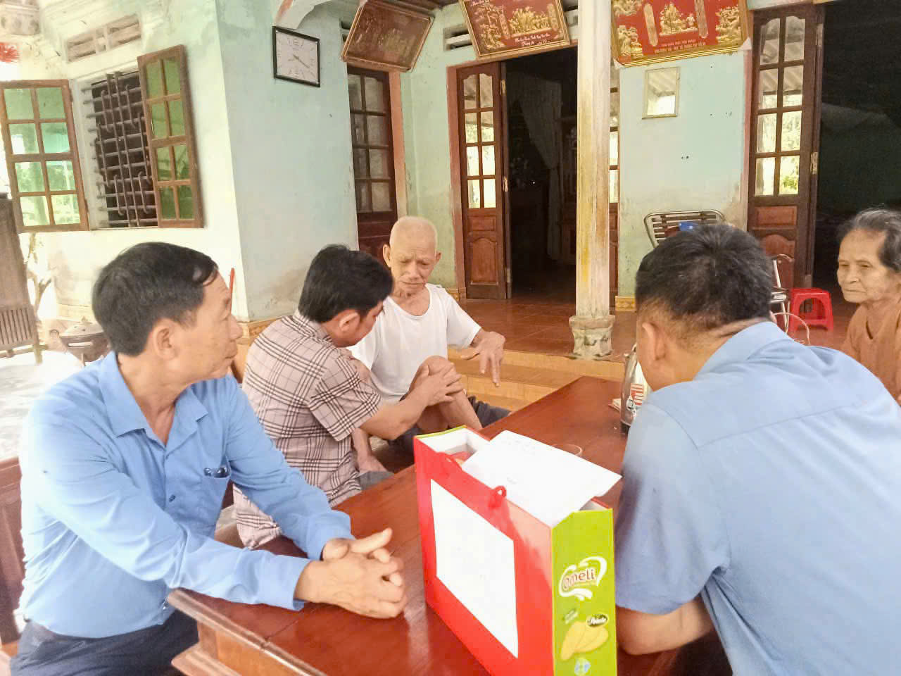 Hoạt động thăm hỏi, tặng quà của Cấp uỷ, chính quyền xã Hương Xuân nhân ngày TBLS 27/7