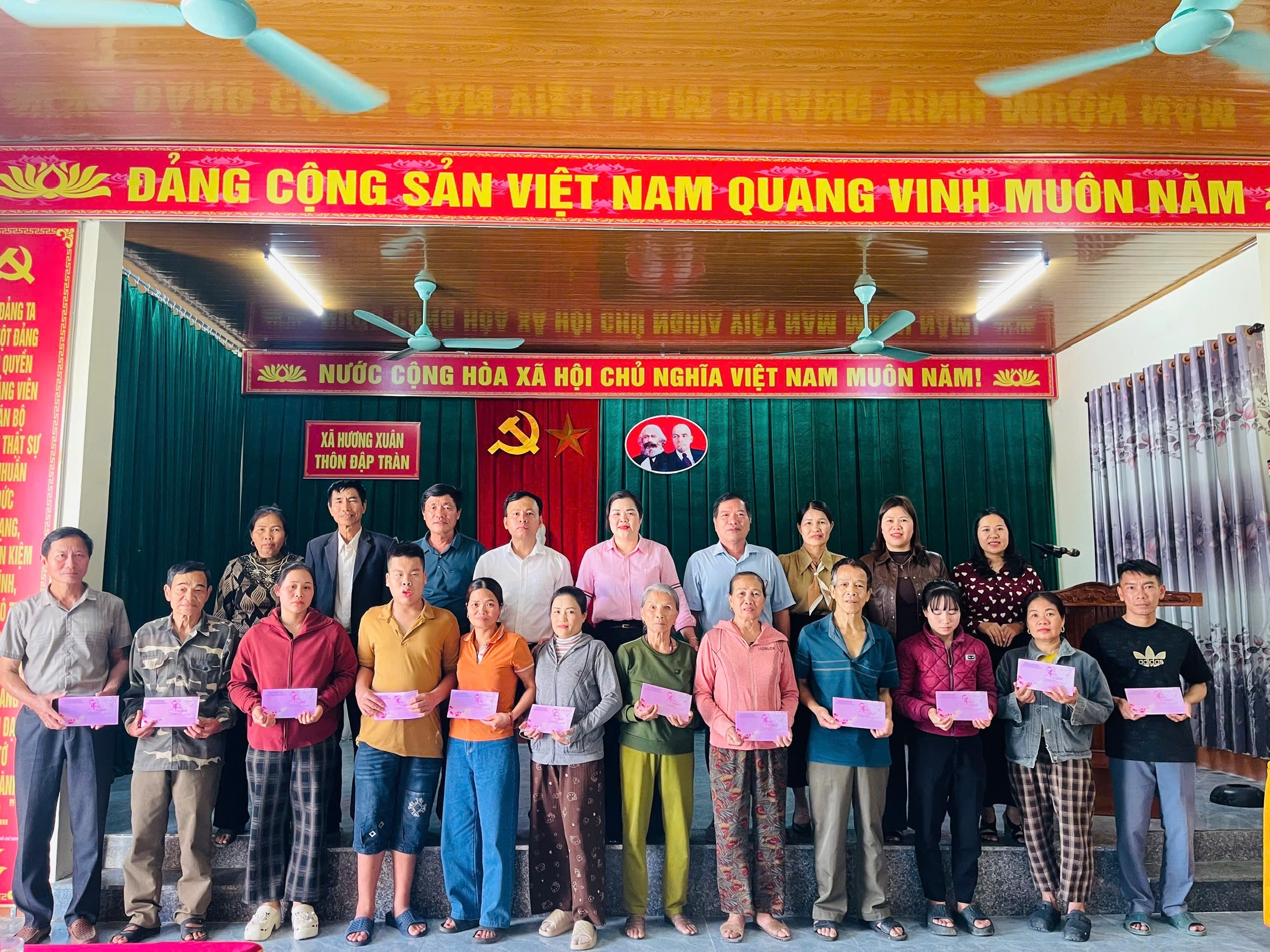 Đồng chí Nguyễn Hồng Lĩnh – Phó Bí thư Thường trực Tỉnh ủy, Chủ tịch HĐND tỉnh Hà Tĩnh tặng quà Tết cho các hộ gia đình có hoàn cảnh đặc biệt khó khăn tại xã Hương Xuân