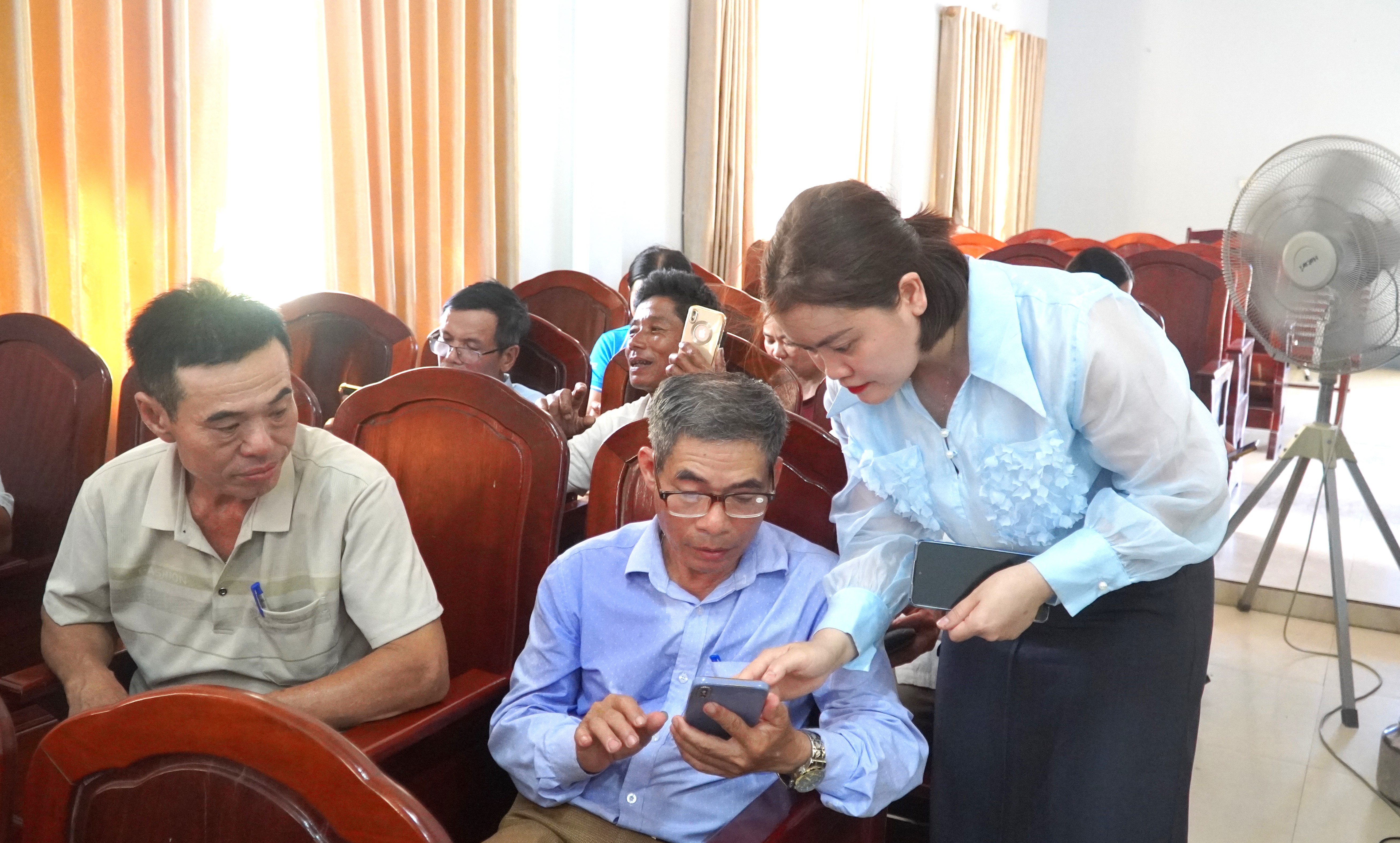 Hương Xuân tổ chức tập huấn cài đặt ứng dụng Công dân số i-Hà Tĩnh