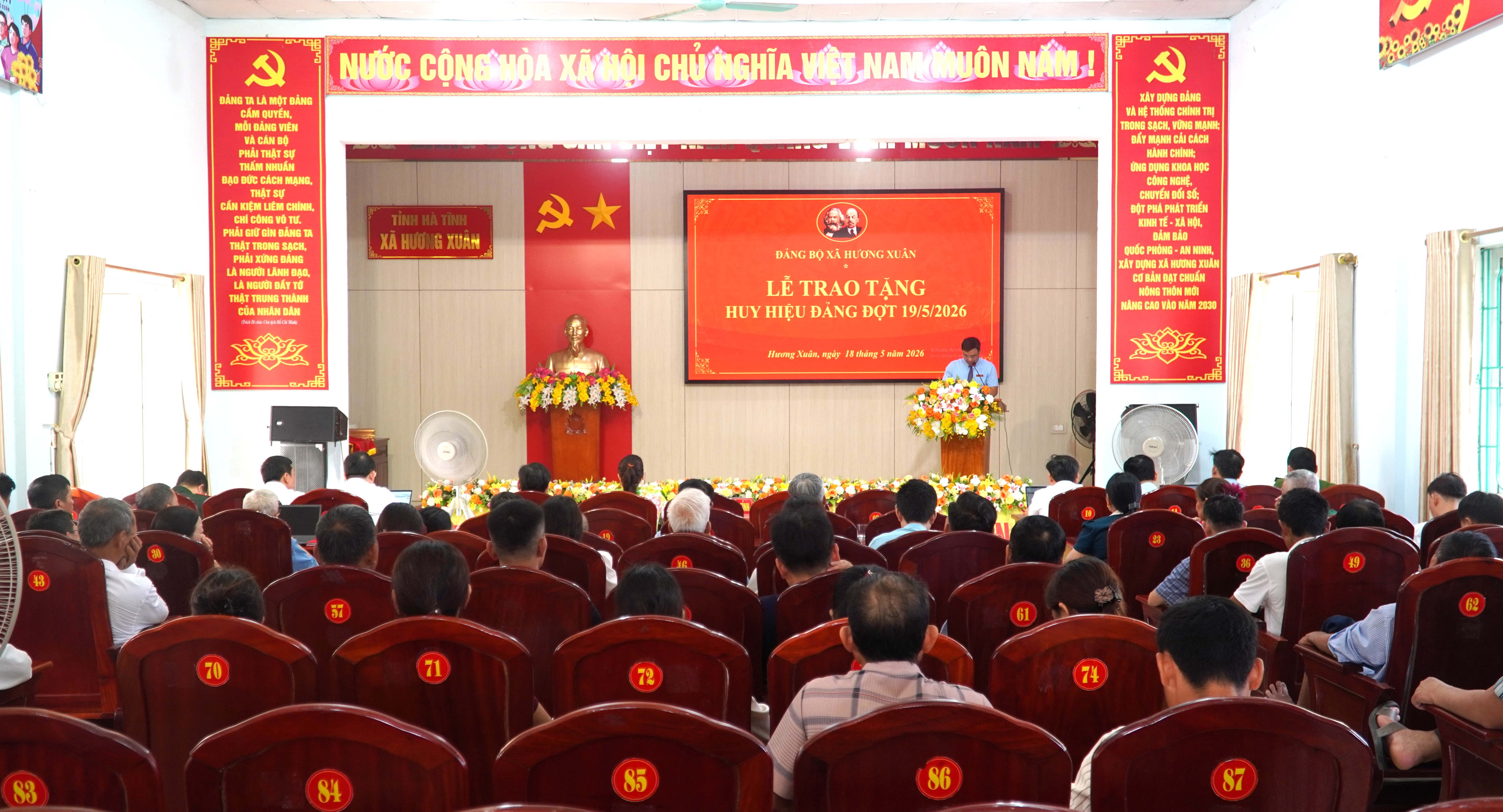 Đảng uỷ xã Hương Xuân tổ chức trao tặng Huy hiệu Đảng đợt 19/5