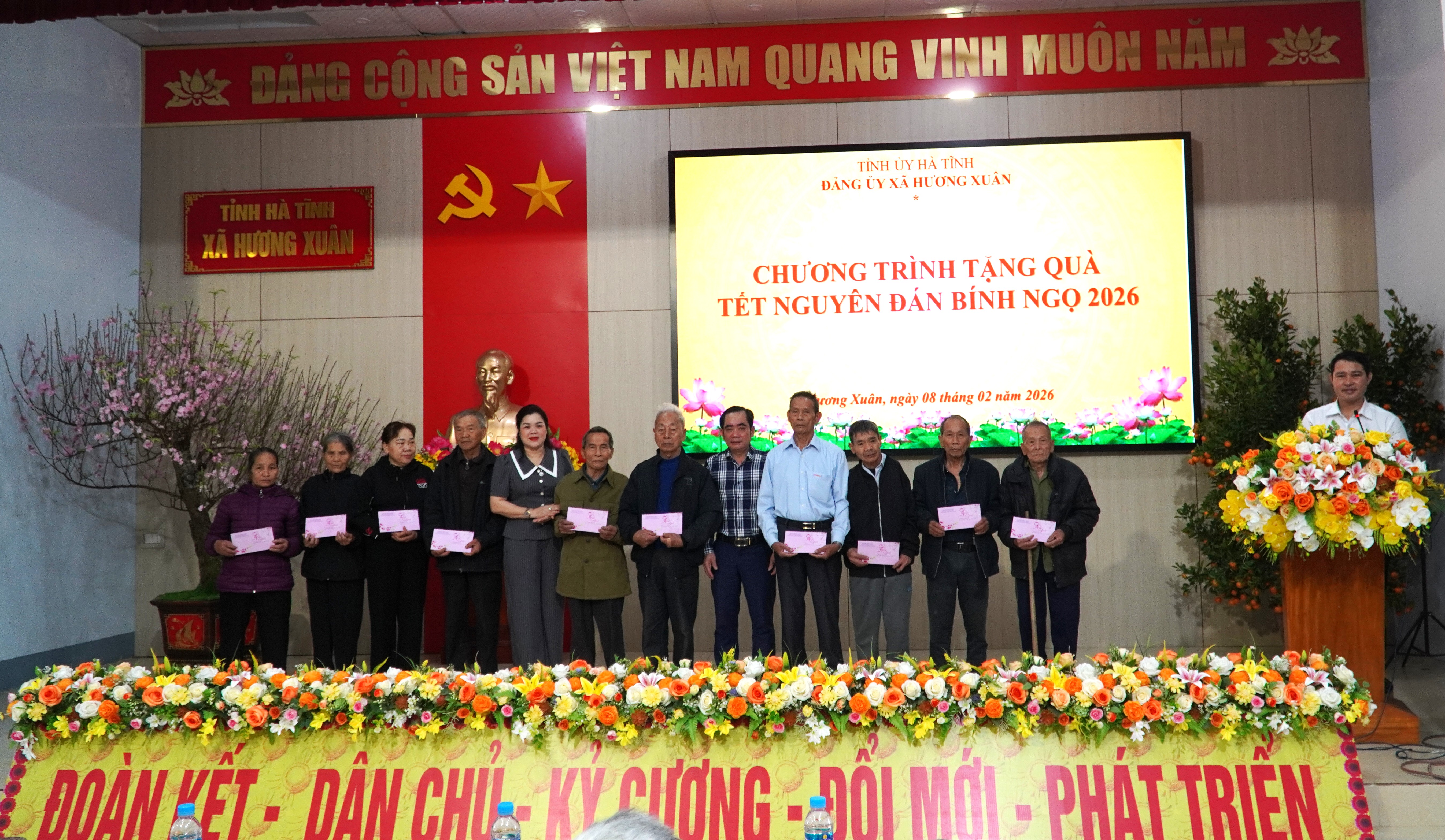 Chương trình tặng quà cho Đảng viên cao tuổi tết nguyên đán Bính Ngọ 2026 xã Hương Xuân.