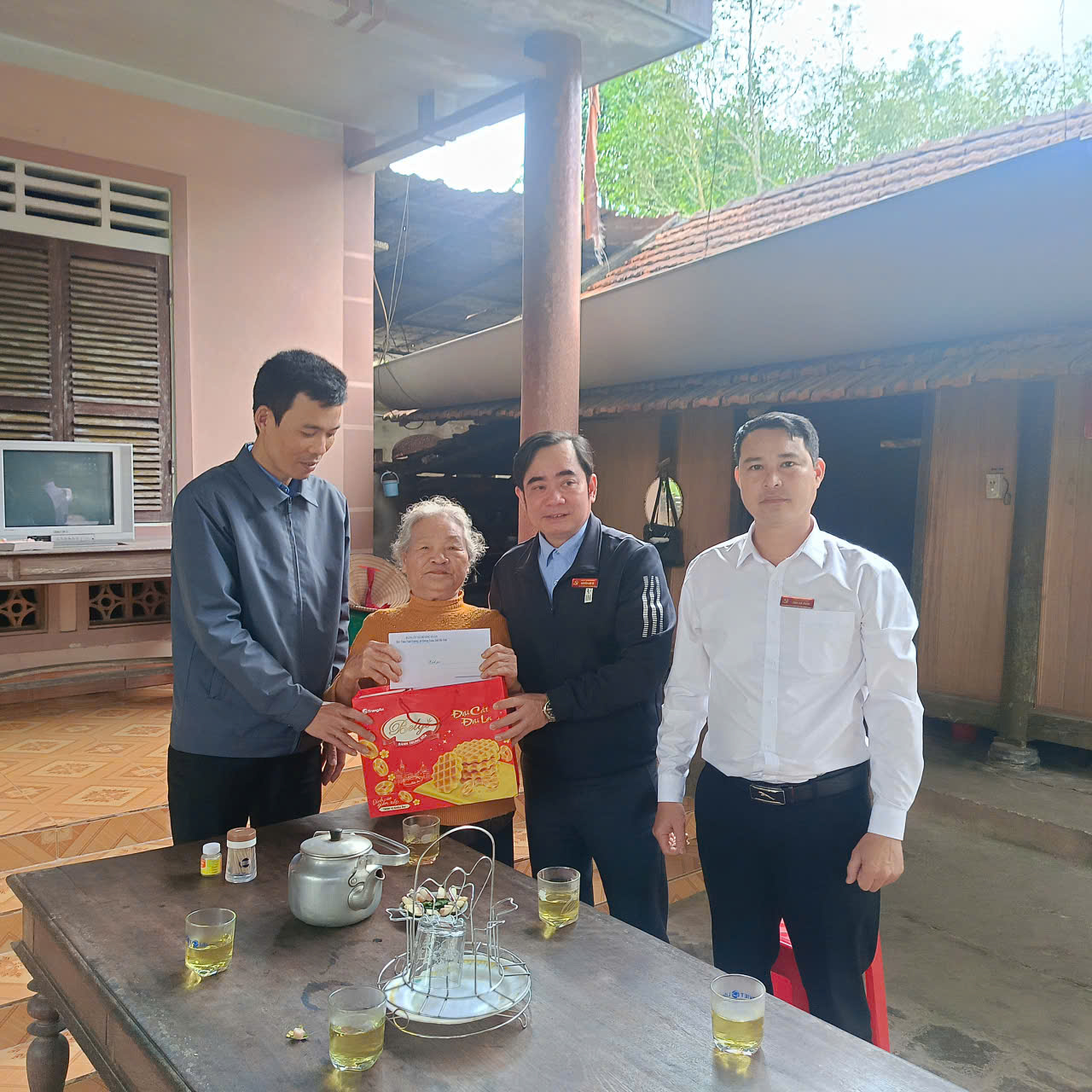 Đảng uỷ xã Hương Xuân tặng 54 suất quà cho các đảng viên đau ốm và có hoàn cảnh khó khăn. 