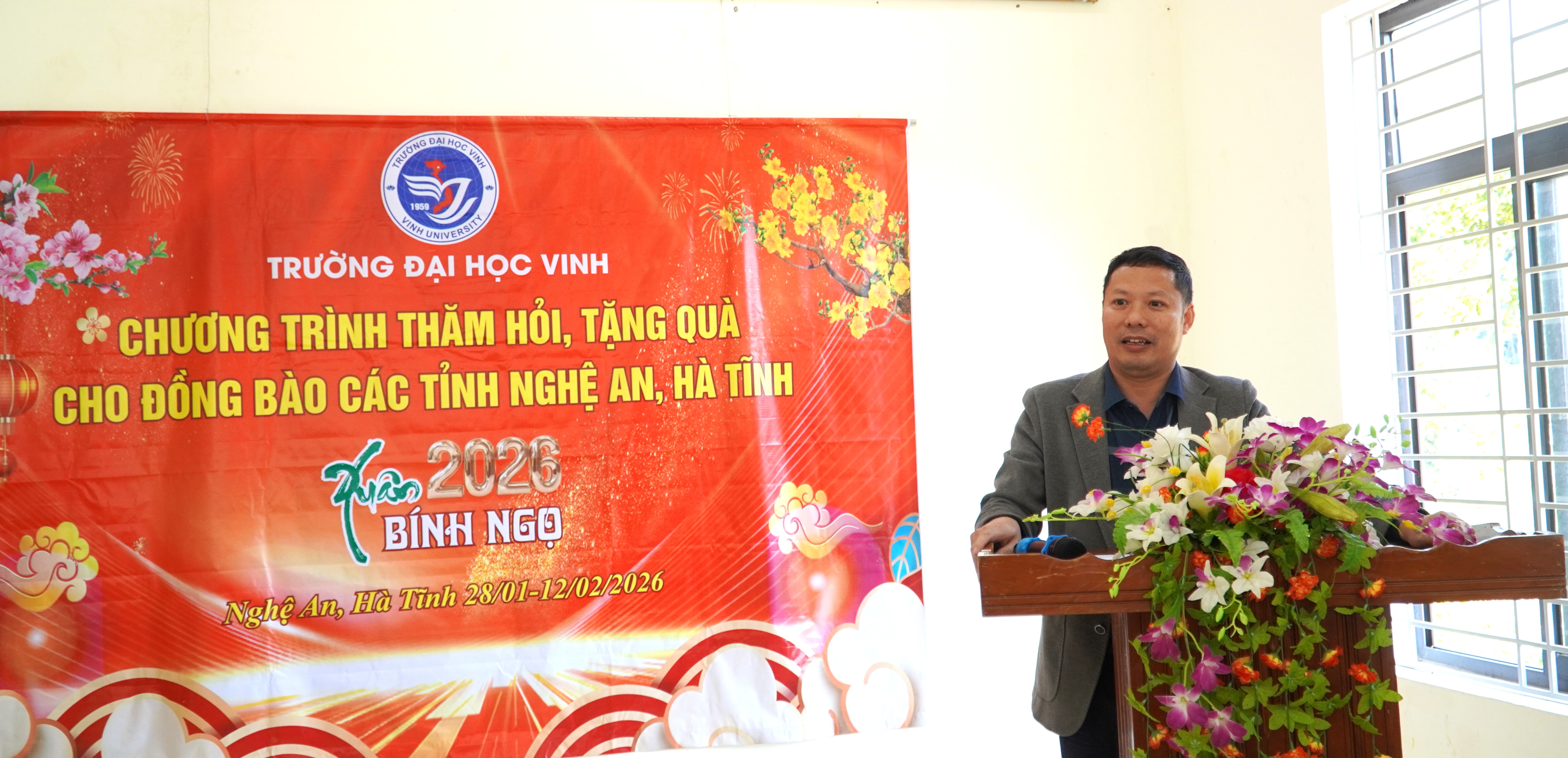 Trường Đại học Vinh tổ chức chương trình thăm hỏi, tặng quà cho đồng bào dân tộc Chứt Bản Giàng II xã Hương Xuân