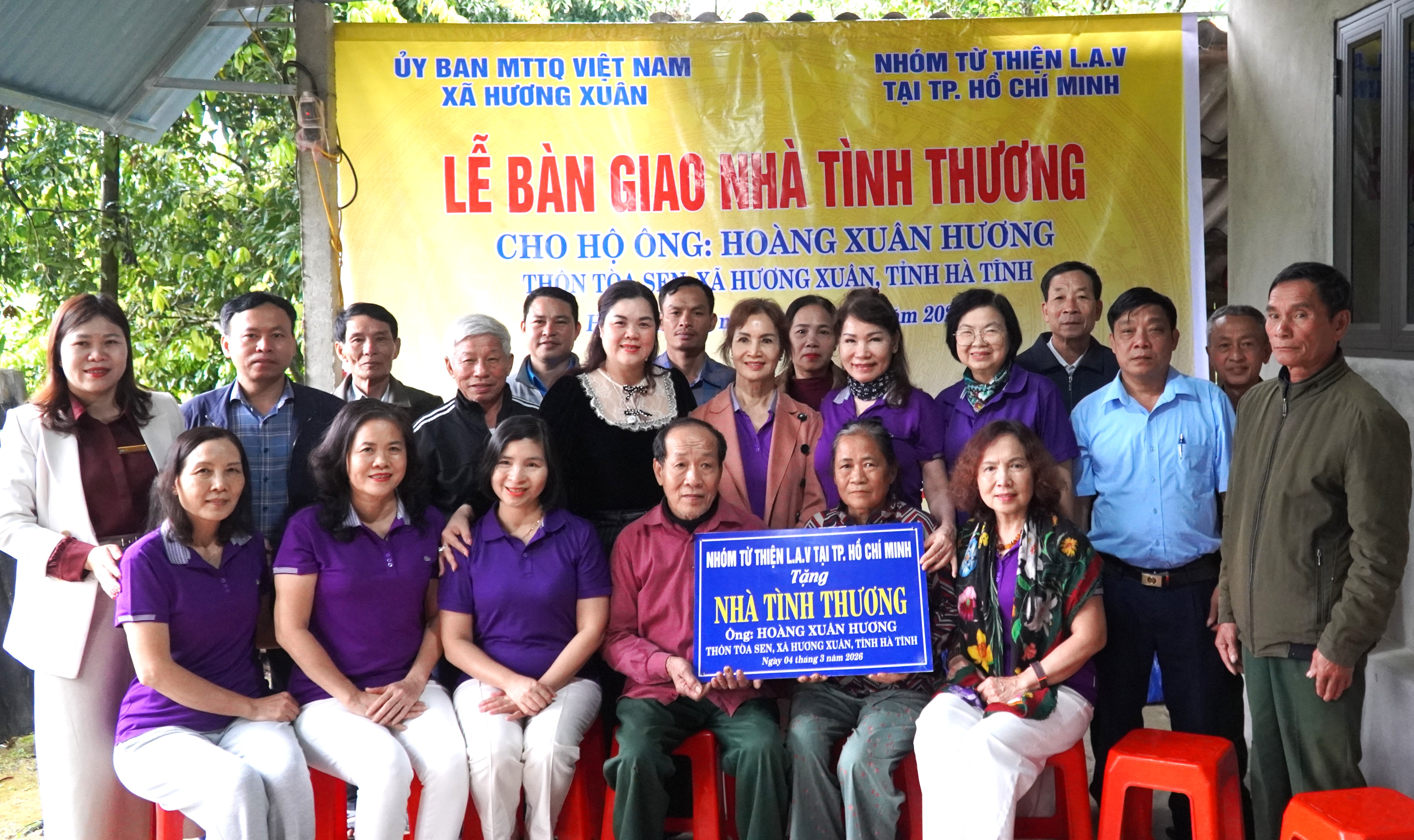 Xã Hương Xuân tổ chức lễ bàn giao nhà tình thương cho hộ gia đình có hoàn cảnh khó khăn.