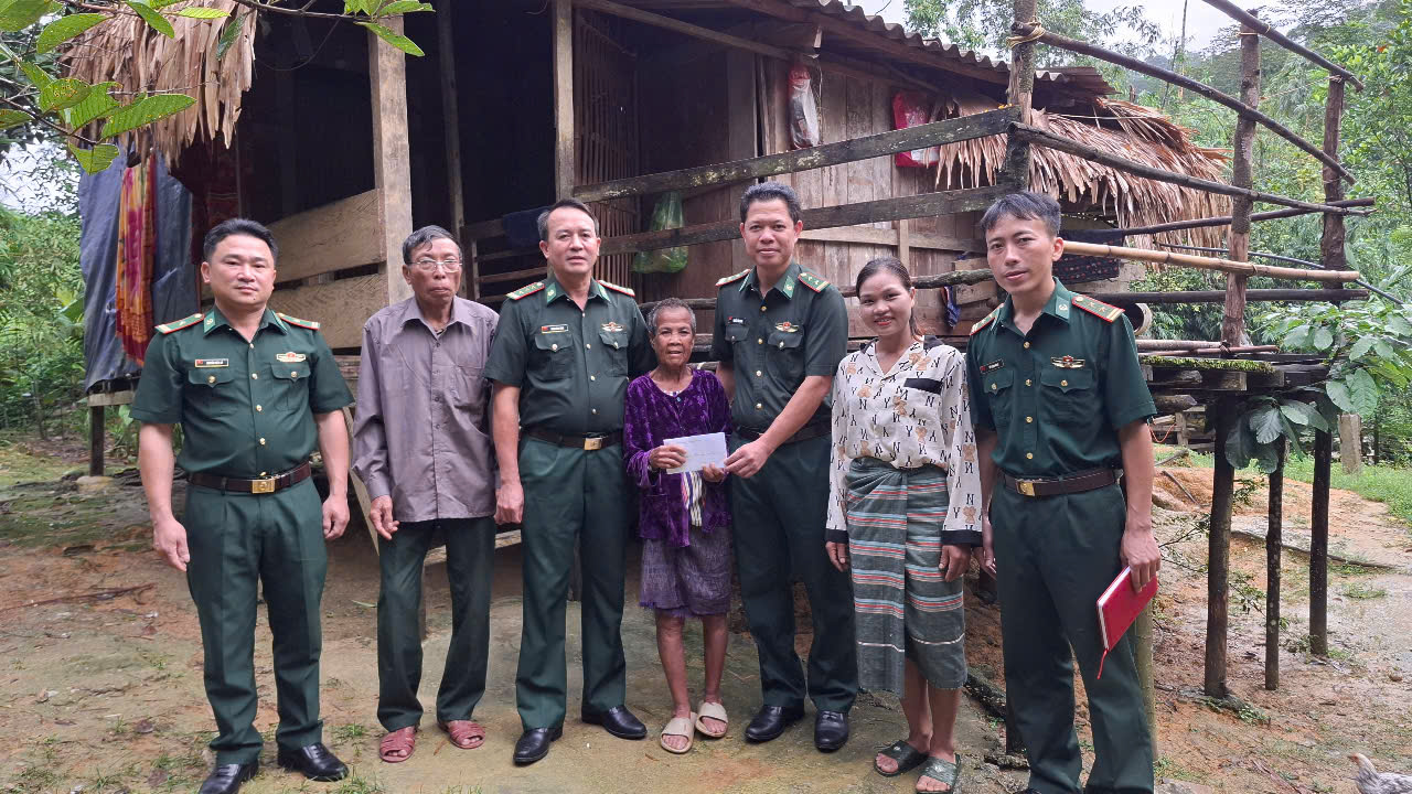 Thừa uỷ quyền của Ban chỉ huy BĐBP tỉnh, Đồn Biên phòng Bản Giàng tổ chức trao quà hỗ trợ của Bộ tư lệnh nhân dịp 80 năm Ngày quốc khánh 2/9 cho bà Hồ Thị Thuy trú tại Bản Giàng 2 