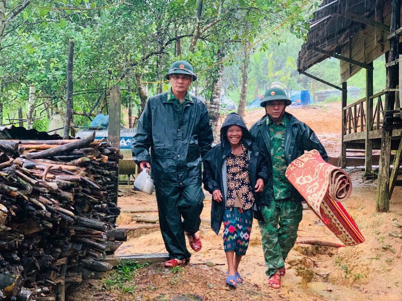 Cán bộ, Chiến sĩ Đồn Biên phòng Bản Giàng giúp đỡ Nhân dân khắc phục hậu quả bão số 10