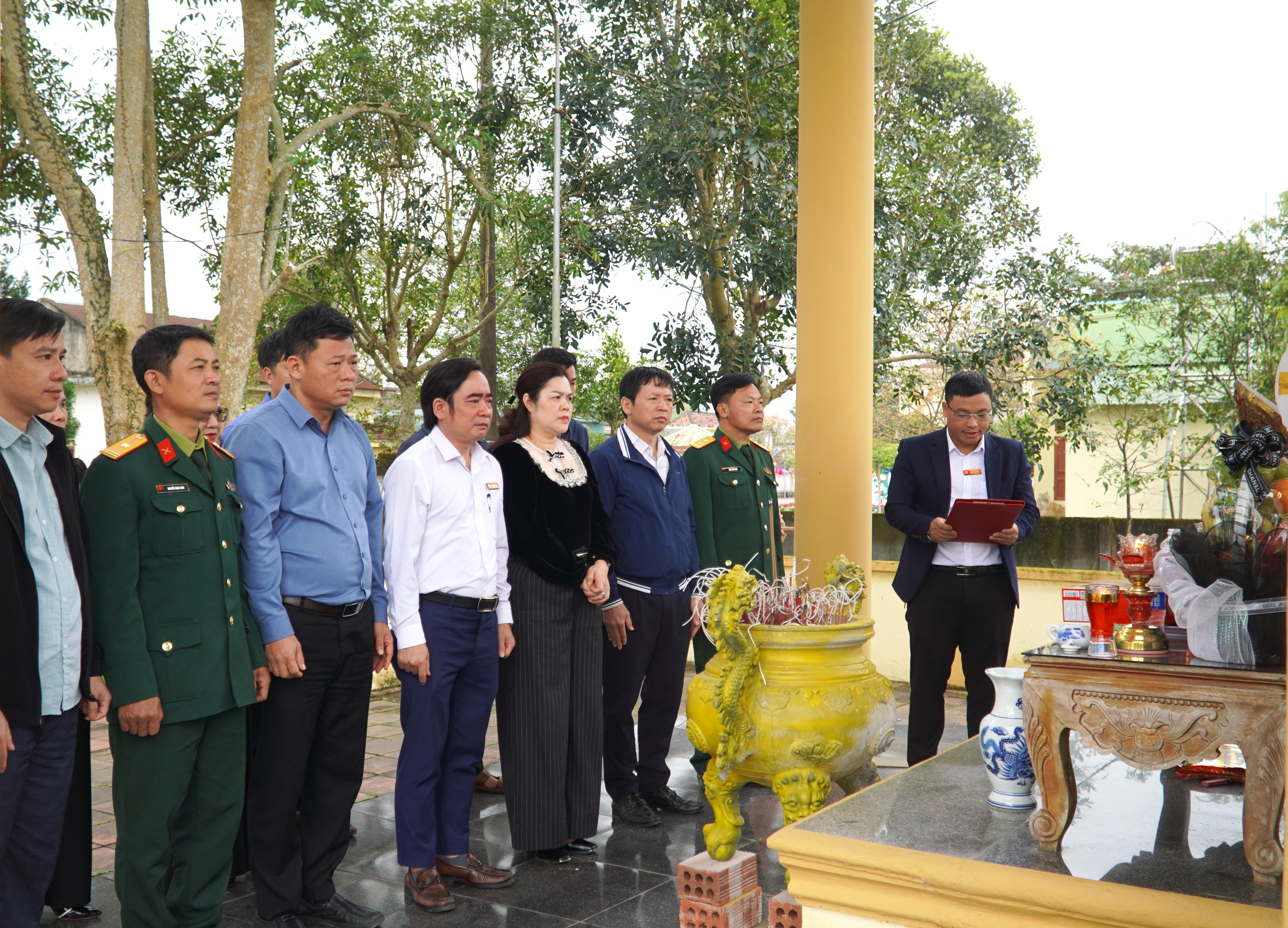 Xã Hương Xuân dâng hương tưởng niệm các anh hùng liệt sĩ nhân dịp kỷ niệm 96 năm Ngày thành lập Đảng.