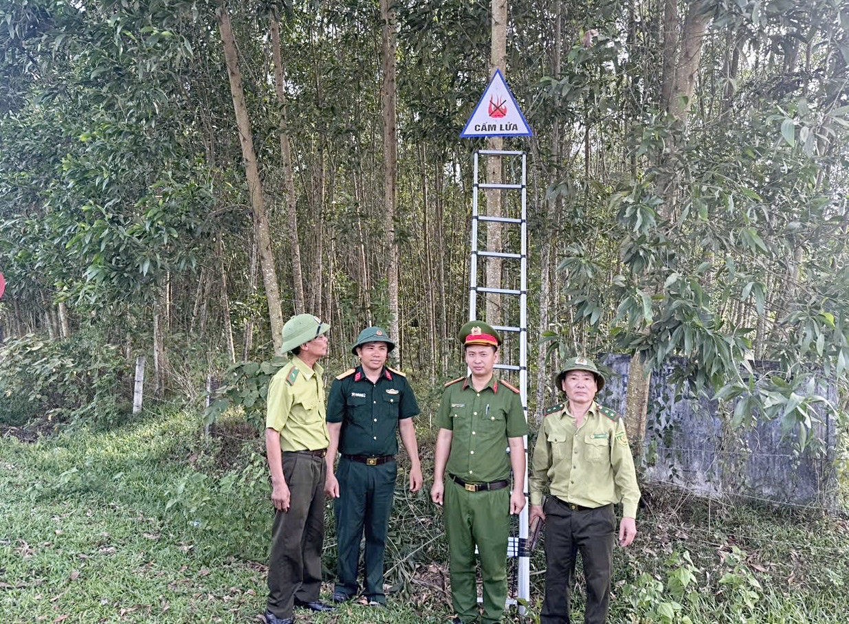 Công an xã Hương Xuân phối hợp cắm biển cấm lửa tại các khu vực rừng có nguy cơ cháy cao