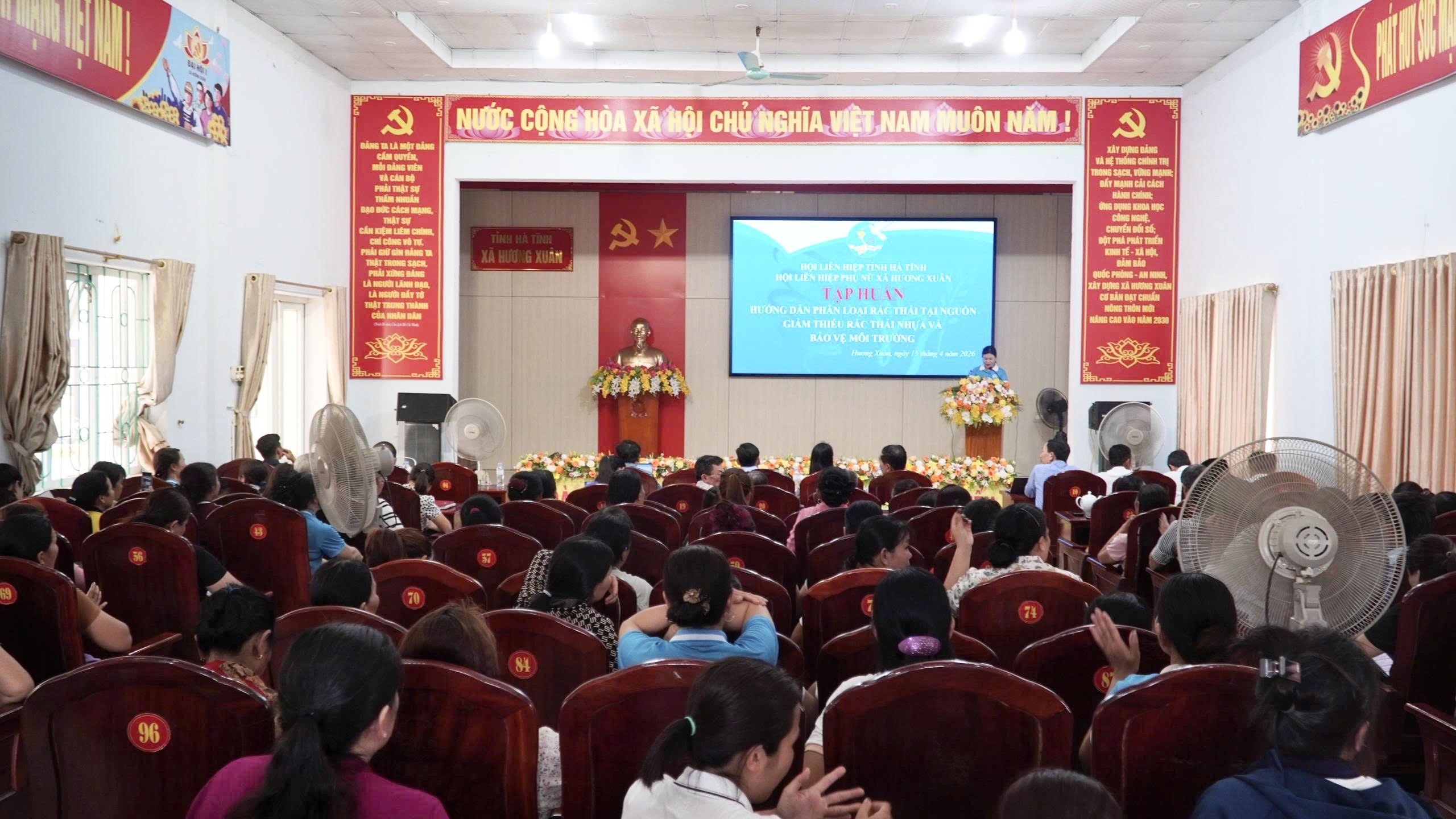 Hội LHPN xã Hương Xuân tổ chức lớp tập huấn tuyên truyền phân loại rác thải và chính sách BHYT, BHXH tự nguyện