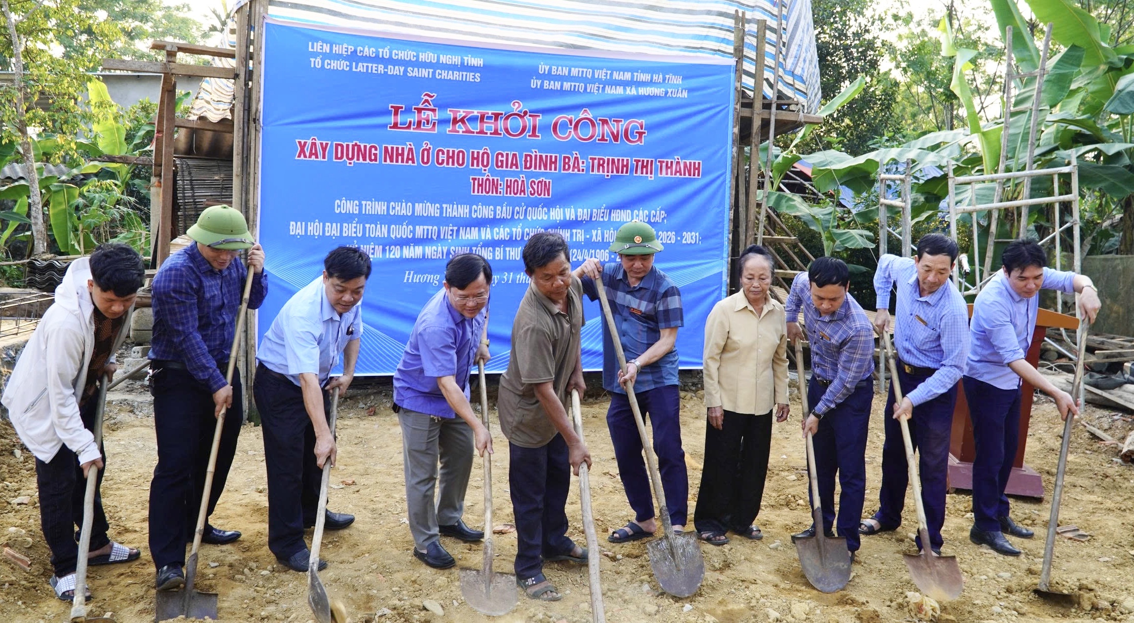 Khởi công xây dựng nhà ở cho hộ gia đình chính sách (vợ liệt sĩ) tại thôn Hòa Sơn, xã Hương Xuân