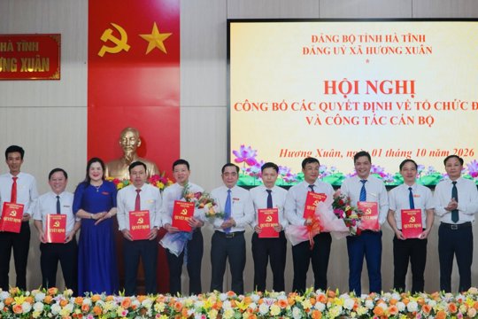 Xã Hương Xuân tổ chức Lễ chào cờ, triển khai nhiệm vụ tháng 10 và công bố các quyết định về sắp xếp, kiện toàn tổ chức Đảng