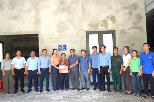 Ban Thường trực Ủy ban MTTQ Việt Nam xã Hương Xuân tổ chức trao tặng nhà tình nghĩa cho hộ gia đình ông Dương Văn Hồng thôn Trường Giang