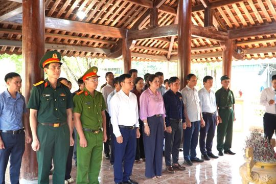 Xã Hương Xuân tổ chức lễ dâng hương tưởng niệm các Anh hùng Liệt sĩ tại Nhà bia tưởng niệm thôn Thuận Hòa và thôn Hương Vĩnh 