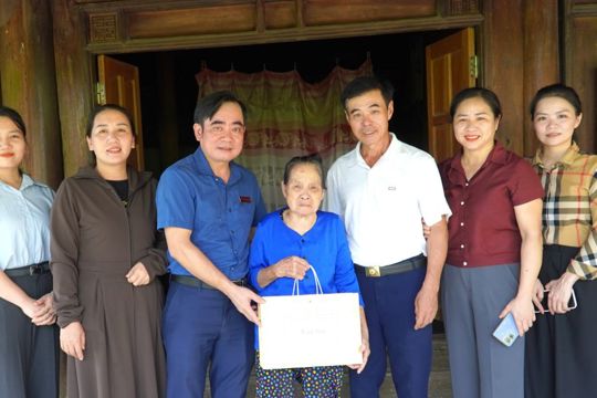Xã Hương xuân tổ chức thăm hỏi, tặng quà các gia đình chính sách nhân kỷ niệm 79 năm ngày Thương binh - Liệt sĩ (27/7/1947 - 27/7/2026)