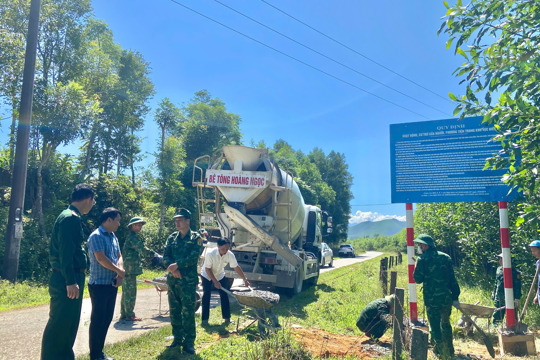 Đồn Biên phòng Bản Giàng phối hợp UBND xã Hương Xuân tiến hành lắp đặt biển báo khu vực biên giới, nội quy khu vực biên giới trên địa bàn xã