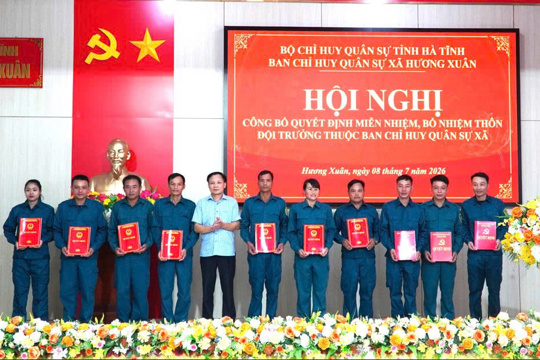 Xã Hương Xuân công bố quyết định miễn nhiệm, bổ nhiệm Thôn đội trưởng sau sắp xếp đơn vị thôn 
