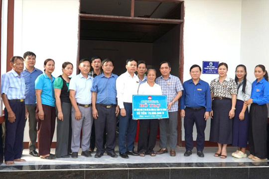 Ban Thường trực Ủy ban MTTQ Việt Nam xã Hương Xuân tổ chức trao tặng nhà tình nghĩa cho gia đình thân nhân liệt sĩ bà Trịnh Thị Thành