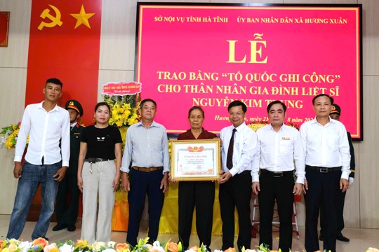 Xã Hương Xuân tổ chức Lễ trao Bằng “Tổ quốc ghi công” cho thân nhân Liệt sĩ Nguyễn Kim Trung