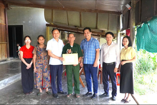 Tiếp nối các hoạt động tri ân nhân dịp 27/7, nhiều đoàn công tác đến thăm, tặng quà gia đình người có công trên địa bàn xã Hương Xuân
