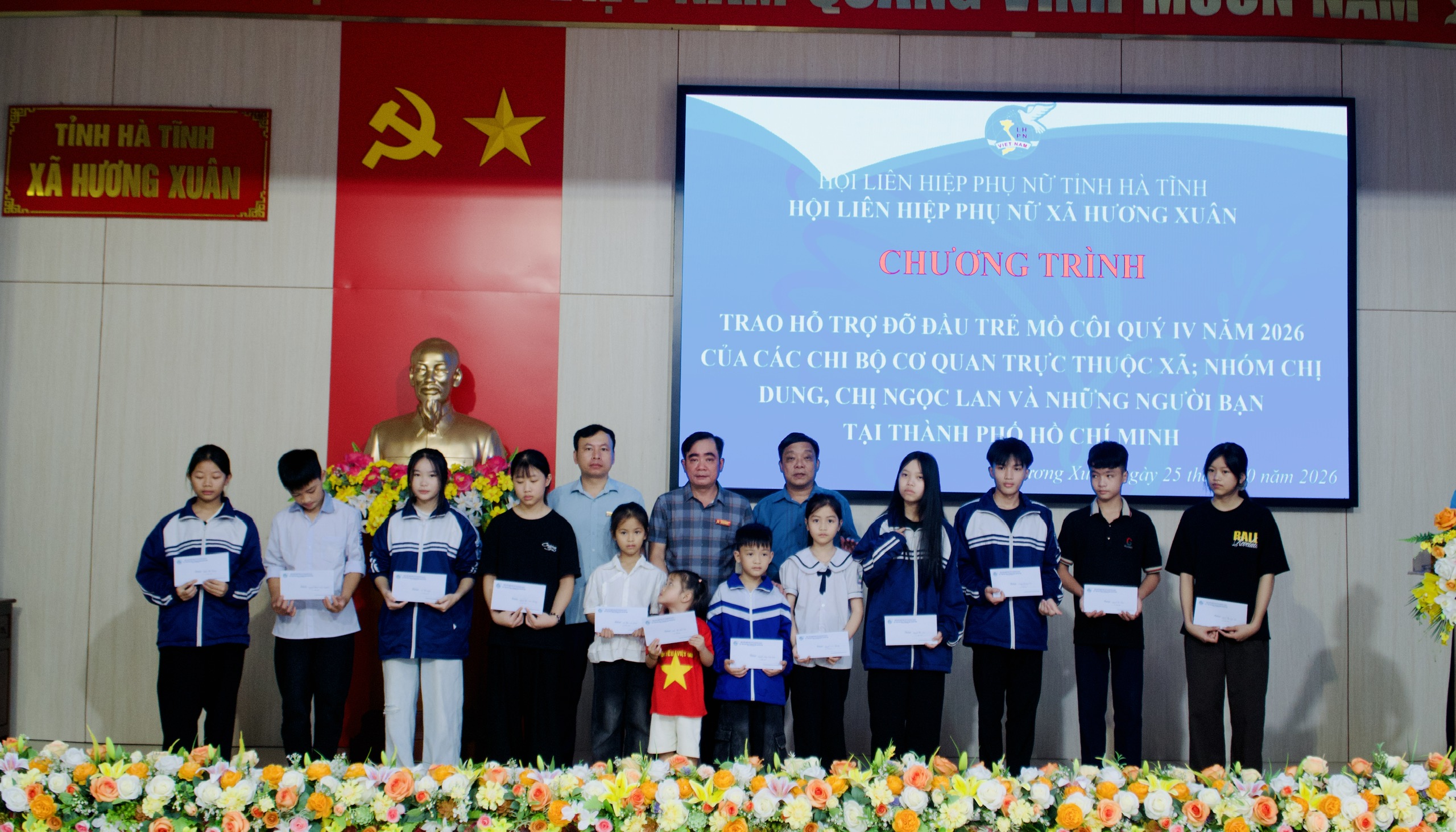 Hội LHPN xã Hương Xuân trao hỗ trợ đỡ đầu cho 61 trẻ em mồ côi có hoàn cảnh khó khăn quý IV năm 2026