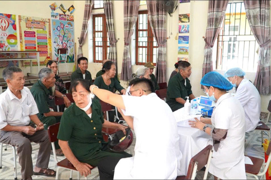 Xã Hương Xuân phối hợp khám bệnh, tư vấn sức khỏe và trao quà cho đối tượng chính sách nhân kỷ niệm 79 năm Ngày Thương binh - Liệt sĩ