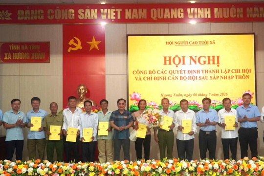 Hội Người cao tuổi xã Hương Xuân công bố các quyết định về sắp xếp, tổ chức lại các chi hội sau sáp nhập thôn
