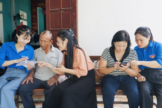 Xã Hương Xuân thực hiện “Ngày chuyển đổi số ở cơ sở”, đưa tiện ích số đến gần hơn với người dân
